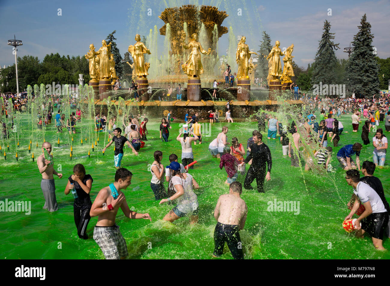 Blick auf die Freundschaft der Nationen Brunnen während der 'Kampf' auf dem Allrussischen Ausstellungszentrum im Sommer in Moskau, Russland Stockfoto