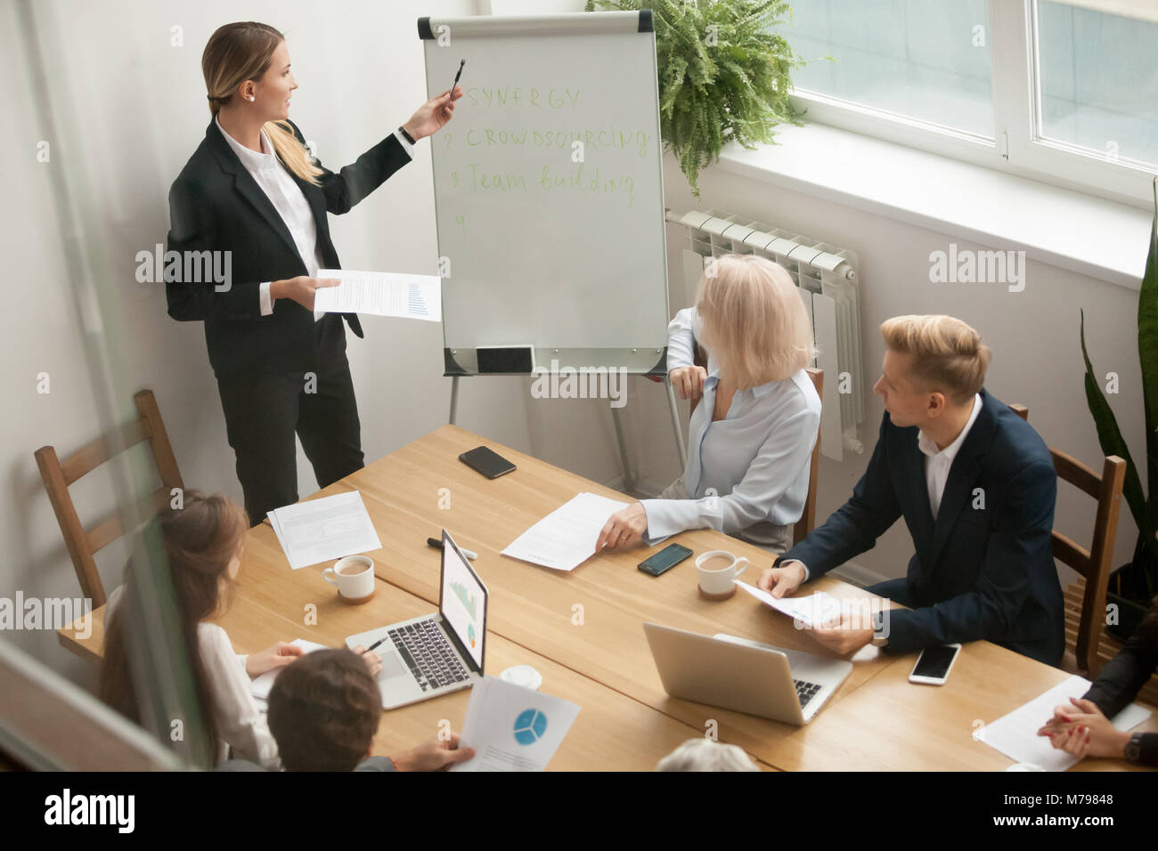 Geschäftsfrau Führer geben Präsentation erläutert die Ziele von Teams ein Stockfoto