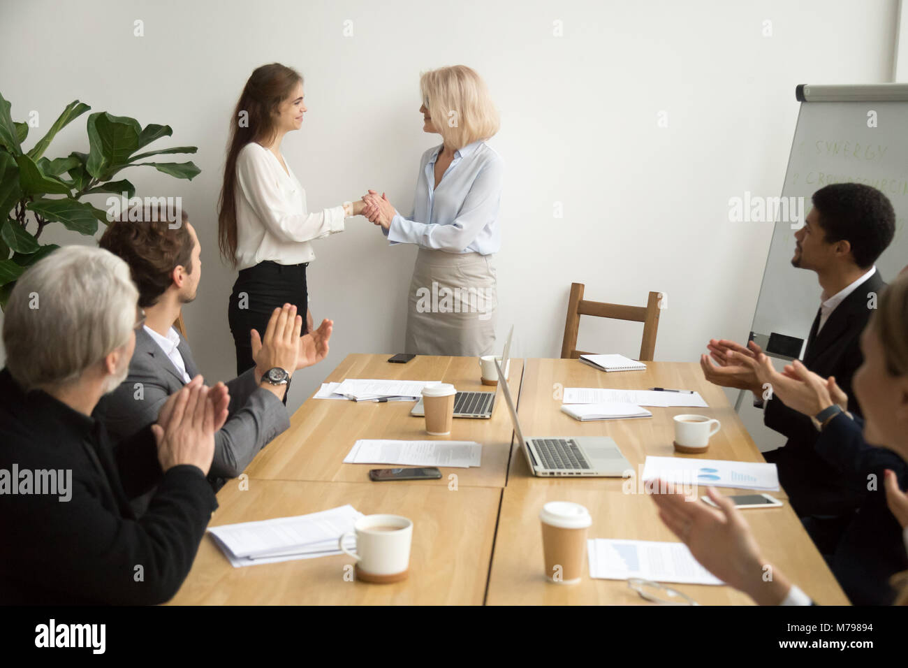 Senior Geschäftsfrau boss Förderung danken weiblicher Angestellter whi Stockfoto