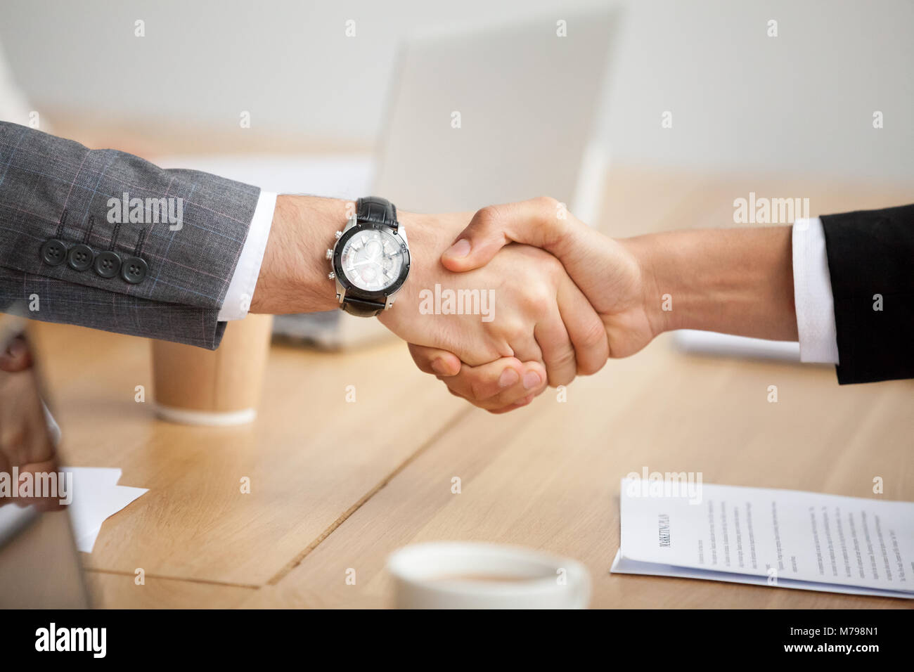 Detailansicht der Händedruck, zwei Geschäftsleute in Anzügen zitternden Hand Stockfoto