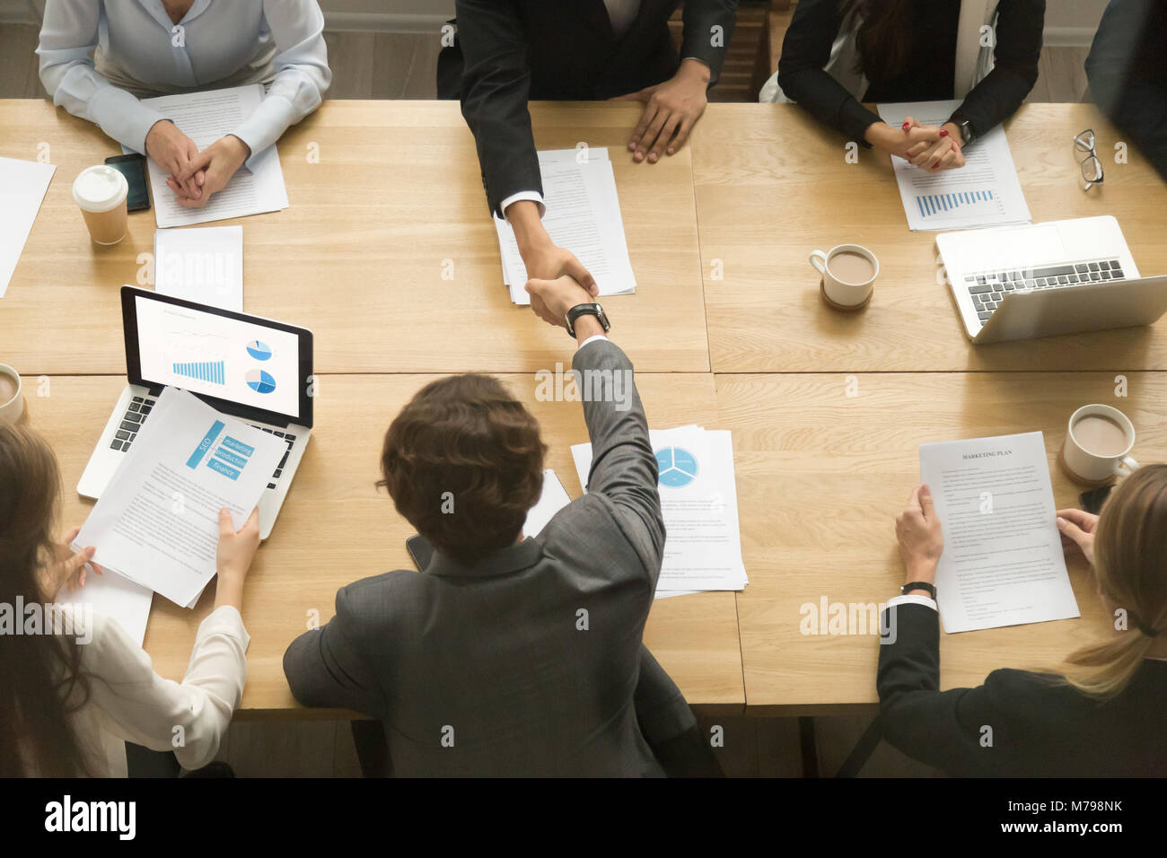 Unternehmer die Hände schütteln, die sich während der teamsitzung, top v Stockfoto