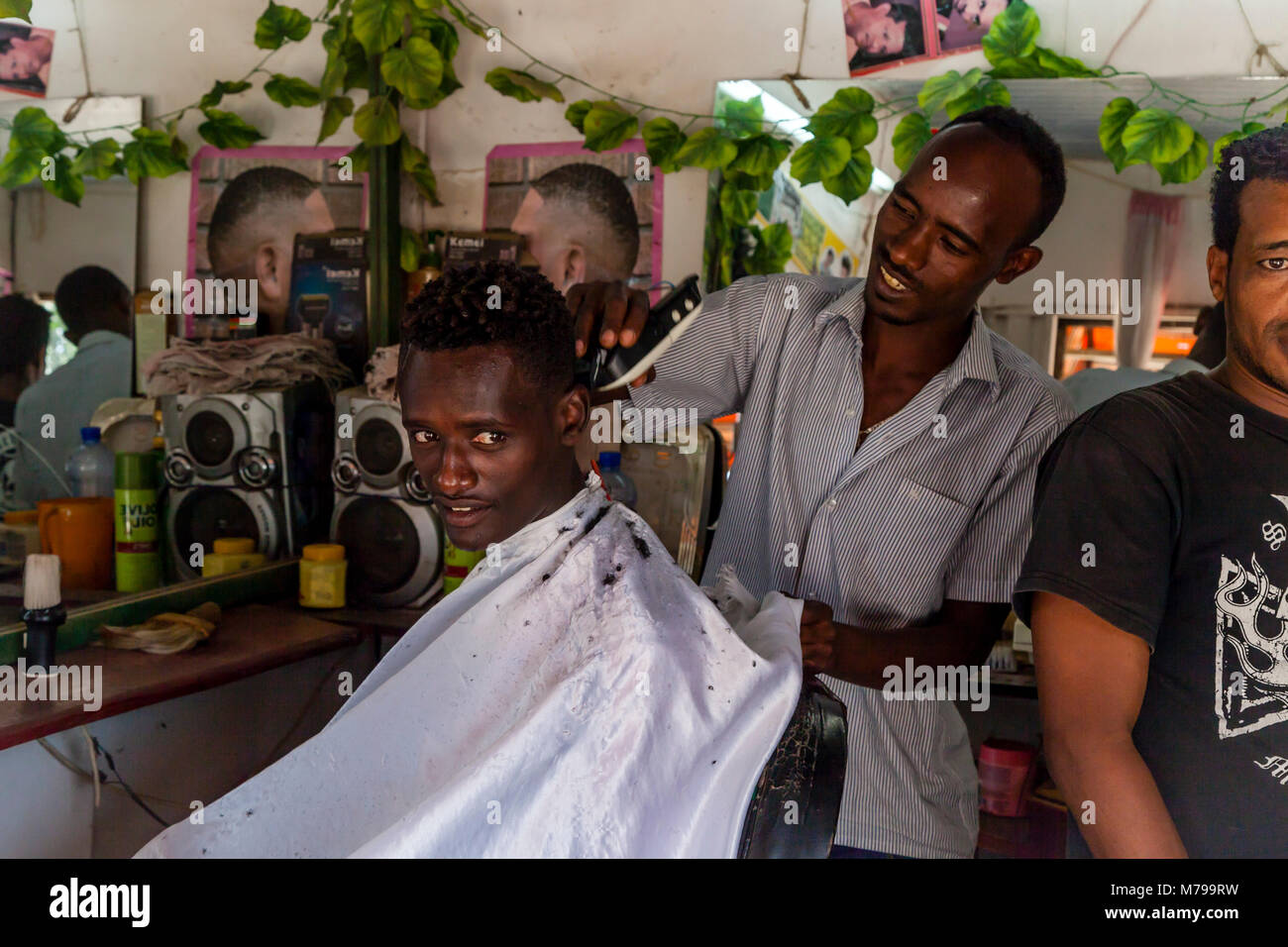 Einen Friseur in der Stadt Jinka, Omo Valley, Äthiopien Stockfoto