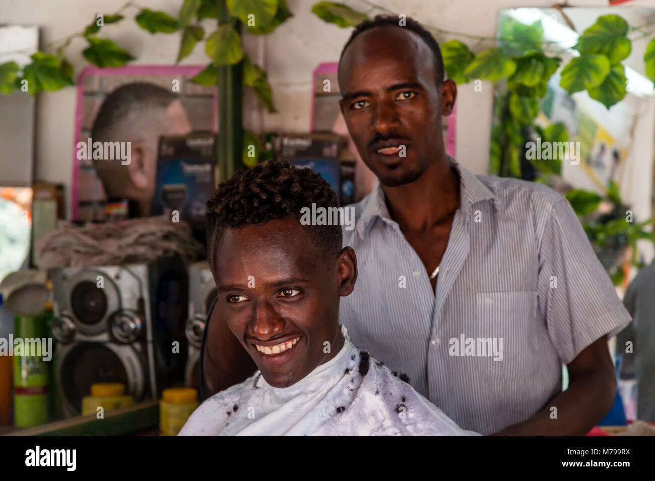 Einen Friseur in der Stadt Jinka, Omo Valley, Äthiopien Stockfoto