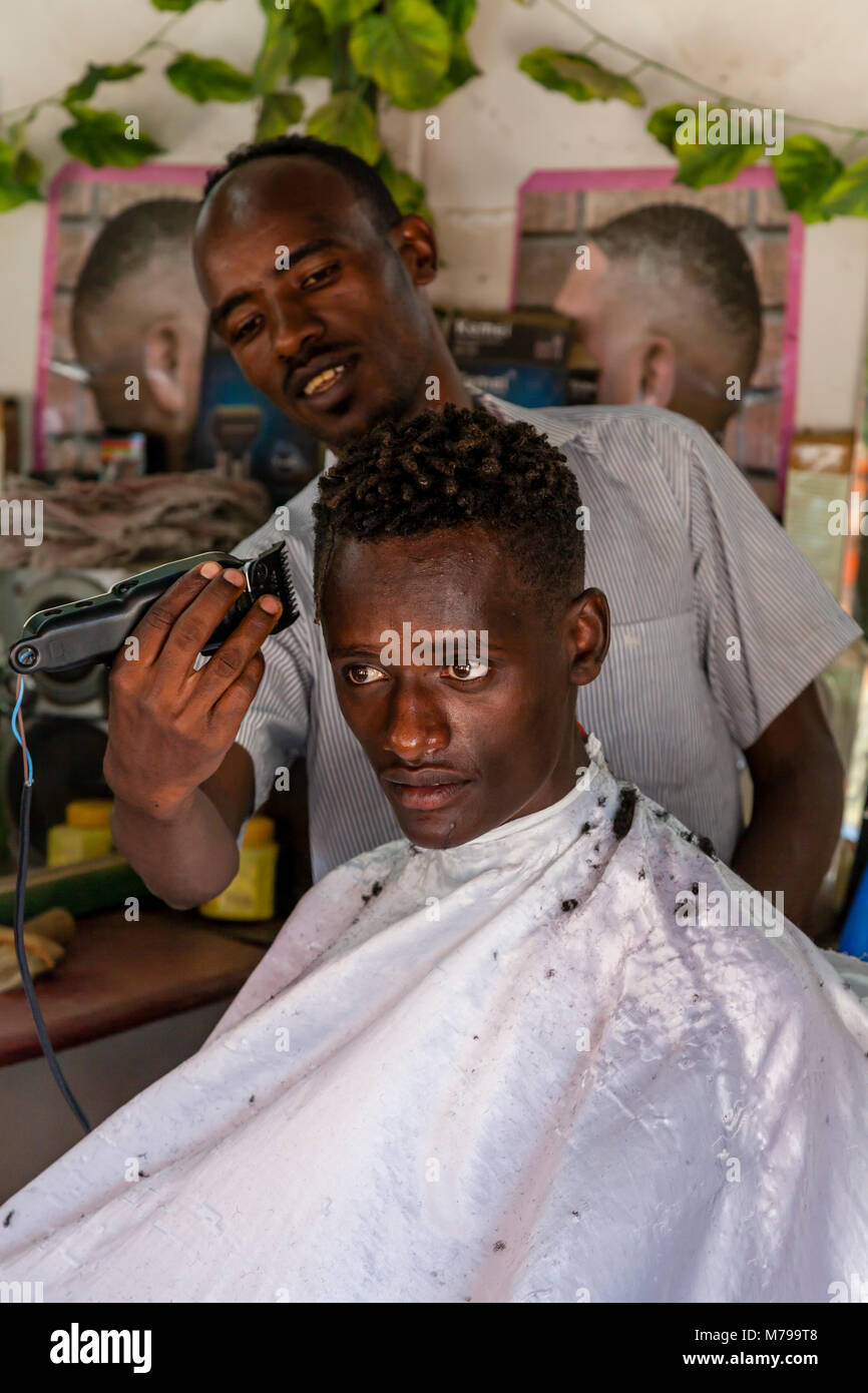 Einen Friseur in der Stadt Jinka, Omo Valley, Äthiopien Stockfoto