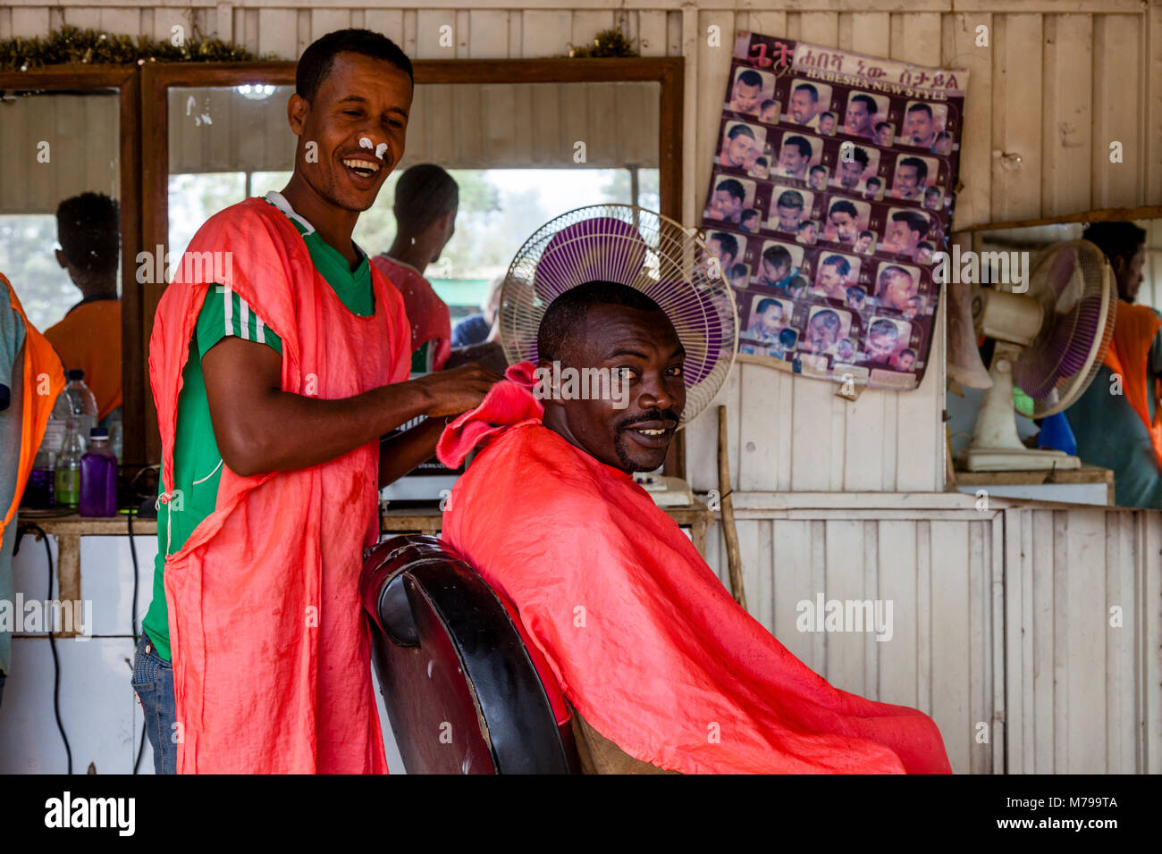 Einen Friseur in der Stadt Jinka, Omo Valley, Äthiopien Stockfoto