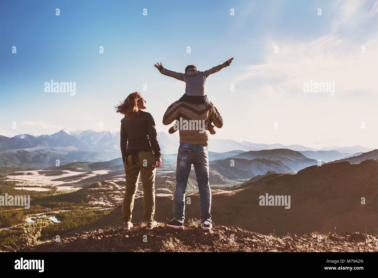 Gerne idyllische Familie gegen Berge ist Spaß Stockfoto