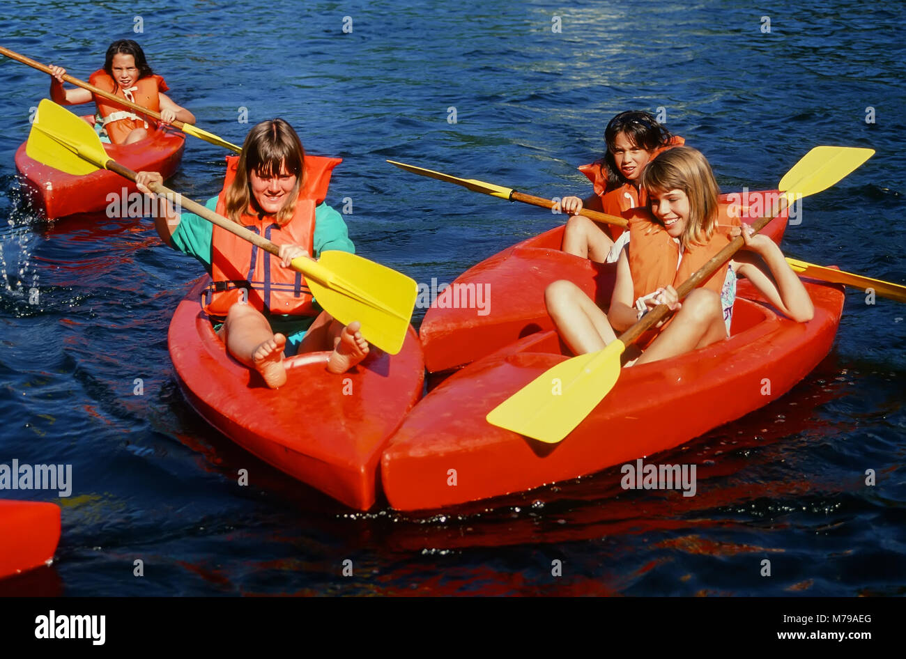Happy girl Kinder im Summer Camp Kajak fahren. Stockfoto