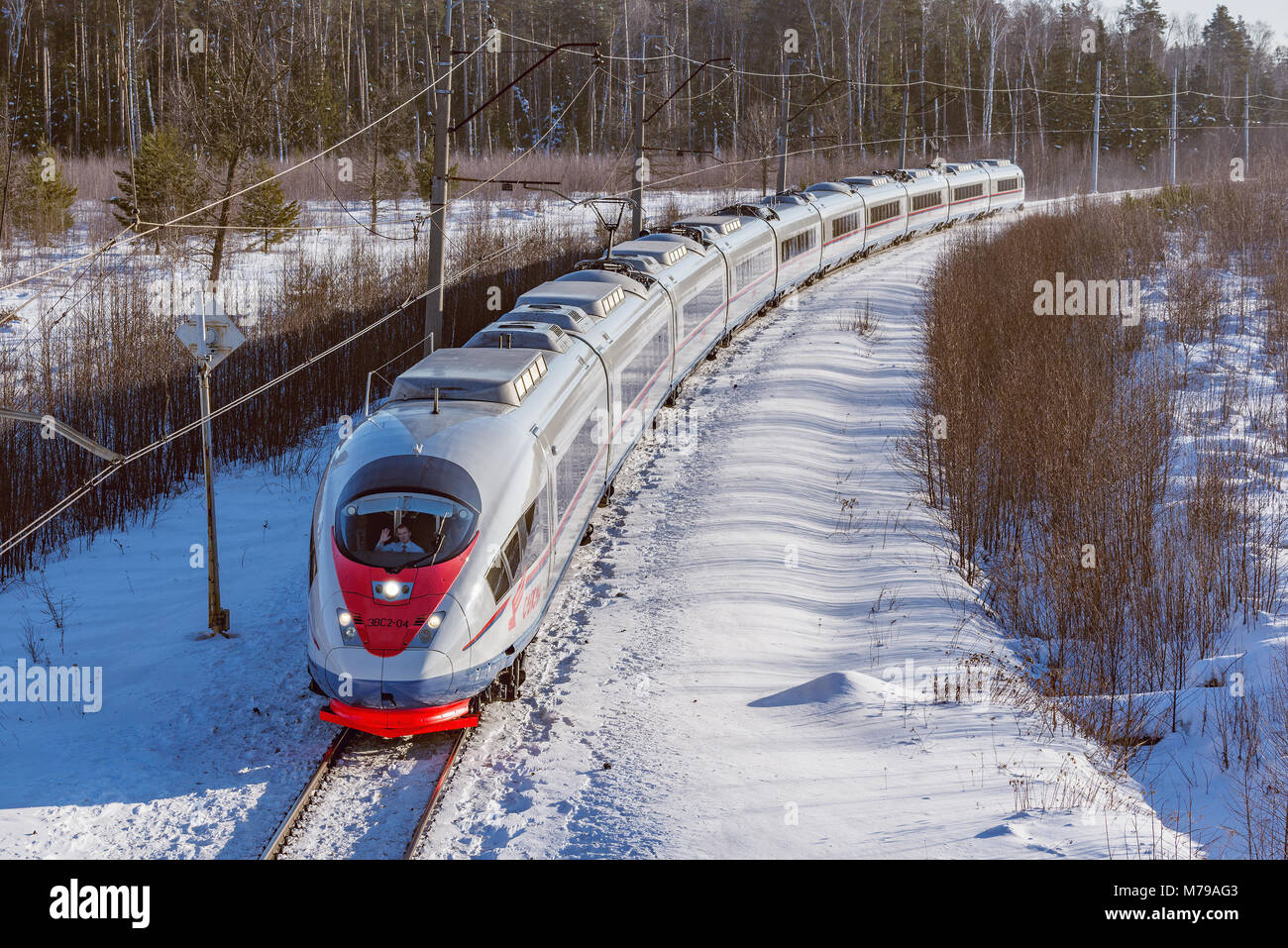 Fryazevo, Moskauer Gebiet, Russland - März 08, 2018: Moderne Hochgeschwindigkeitszug bewegt sich schnell im Winter morgen Zeit. Triebfahrzeugführer grüßt Fotograf. Stockfoto