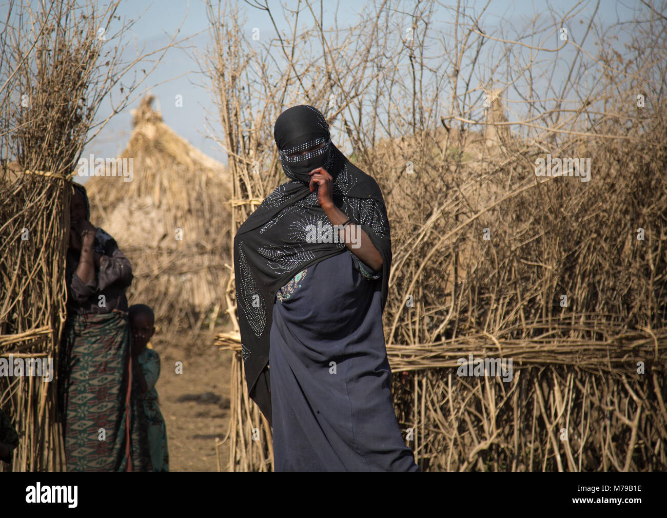Oromo verschleierte Frau mit einer Burka, der vor ihr steht, Amhara-region, Artuma, Äthiopien Stockfoto