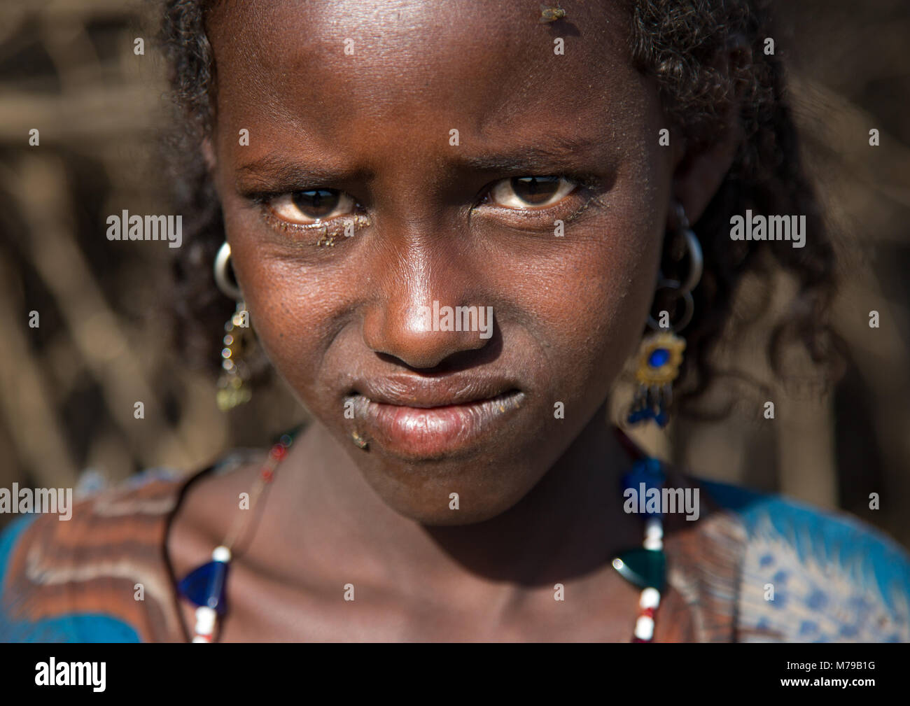 Oromo teenage Mädchen vor ihrem Dorf, Amhara-region, Artuma, Äthiopien Stockfoto