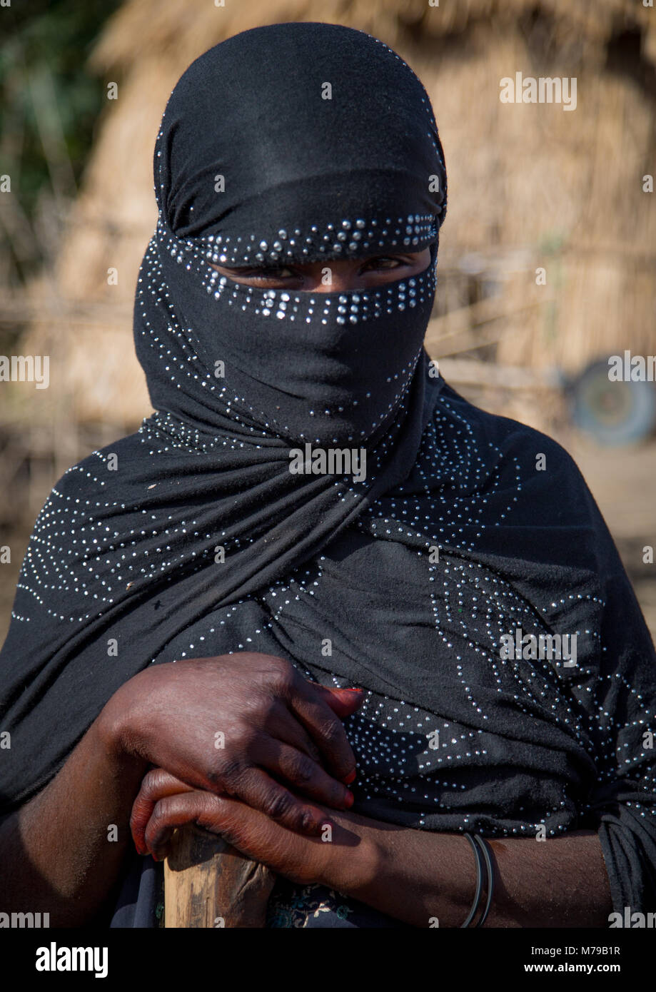 Oromo verschleierte Frau mit einer Burka, der vor ihr steht, Amhara-region, Artuma, Äthiopien Stockfoto