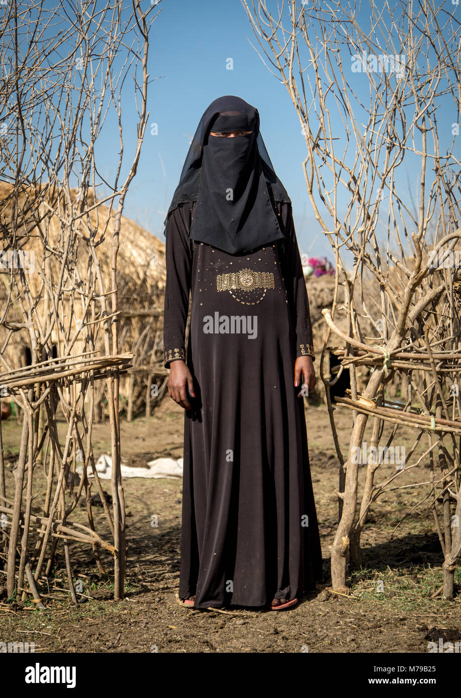 Oromo verschleierte Frau mit einer Burka, der vor ihr steht, Amhara-region, Artuma, Äthiopien Stockfoto