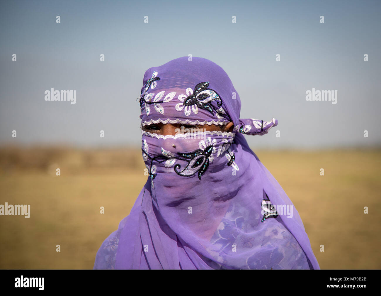 Portrait einer oromo verschleierten Frau stand vor ihrem Dorf, Amhara-region, Artuma, Äthiopien Stockfoto