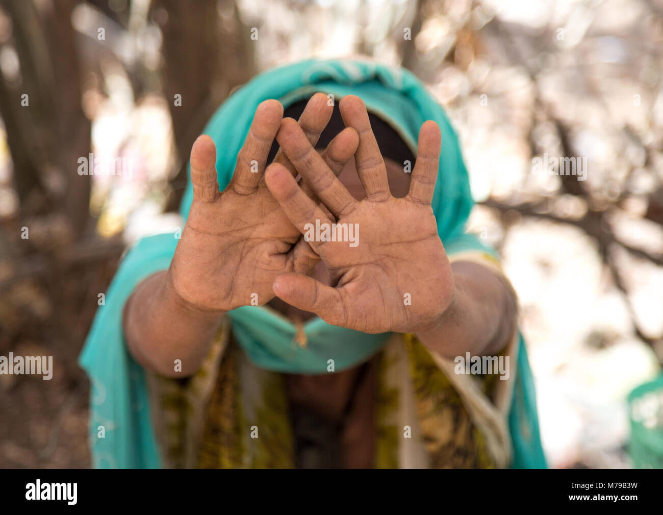 Frau Verstecken von der Kamera auf einen Markt Tag, Oromo, Sambate, Äthiopien Stockfoto