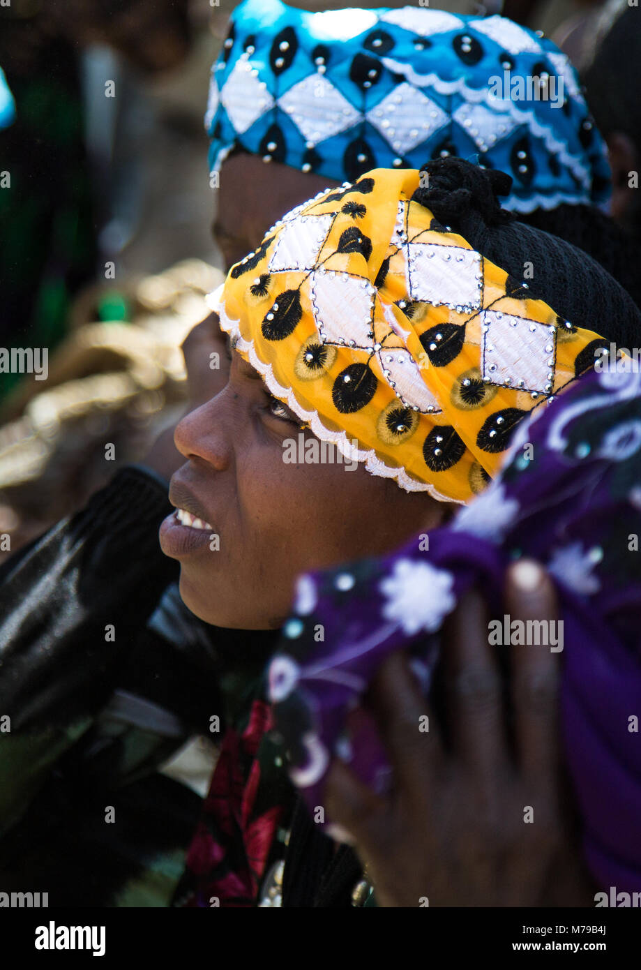 Oromo Frauen mit bunten Kopftuch auf einem Markt Tag, Oromo, Sambate, Äthiopien Stockfoto