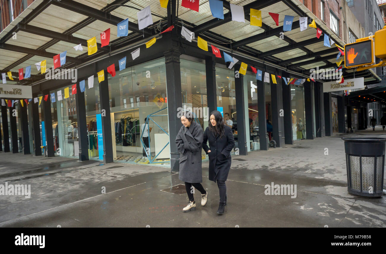 Die modedesignerin Diane Von Furstenberg Store im Meatpacking District in New York ist in der Feier des Internationalen Frauentages am Donnerstag, 8. März 2018 eingerichtet. Der Tag feiert die Errungenschaften der Frauen im sozialen, kulturellen, politischen und wirtschaftlichen Bereichen. (© Richard B. Levine) Stockfoto