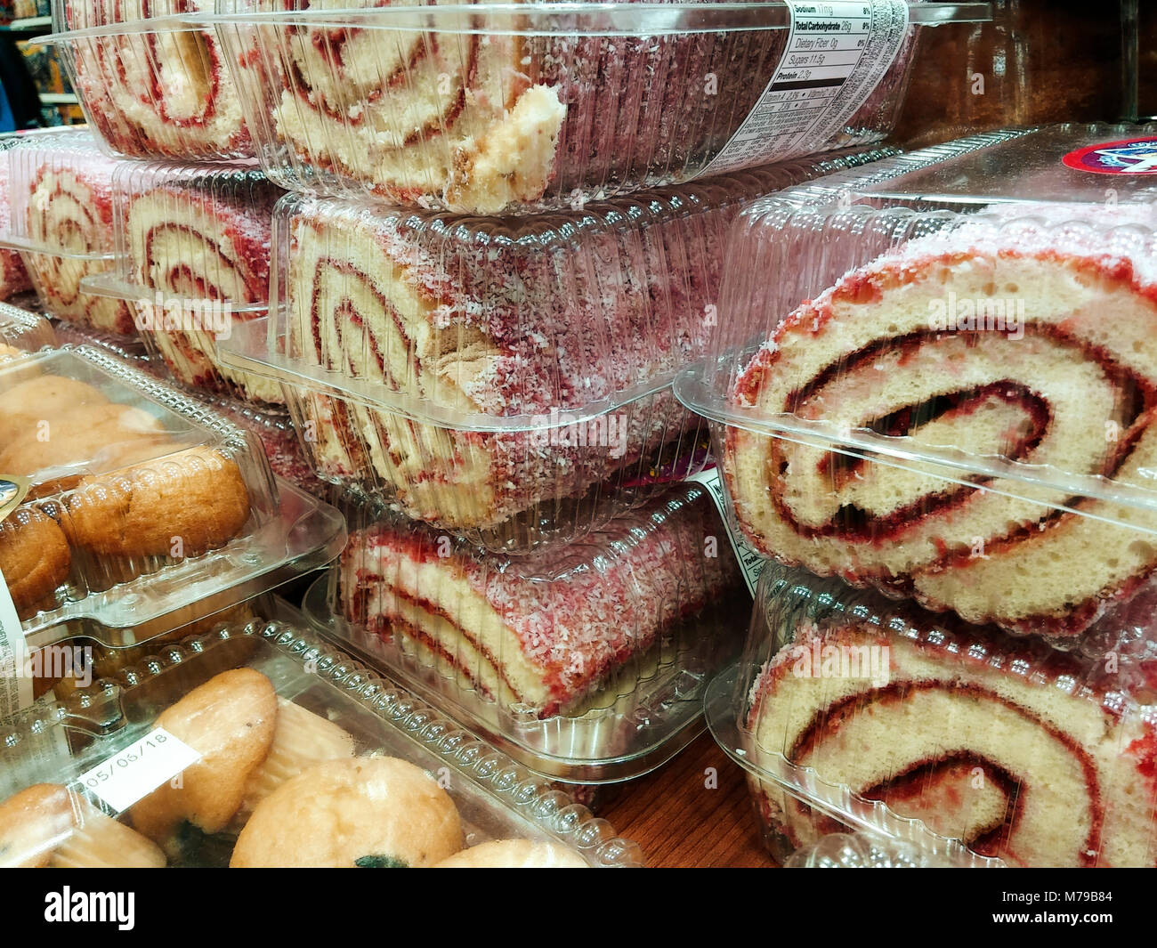 Allgemeine kommerzielle Bäckerei produziert jelly Rollen in einem Backwaren Abteilung in New York am Dienstag, 6. März 2018. (Â© Richard B. Levine) Stockfoto