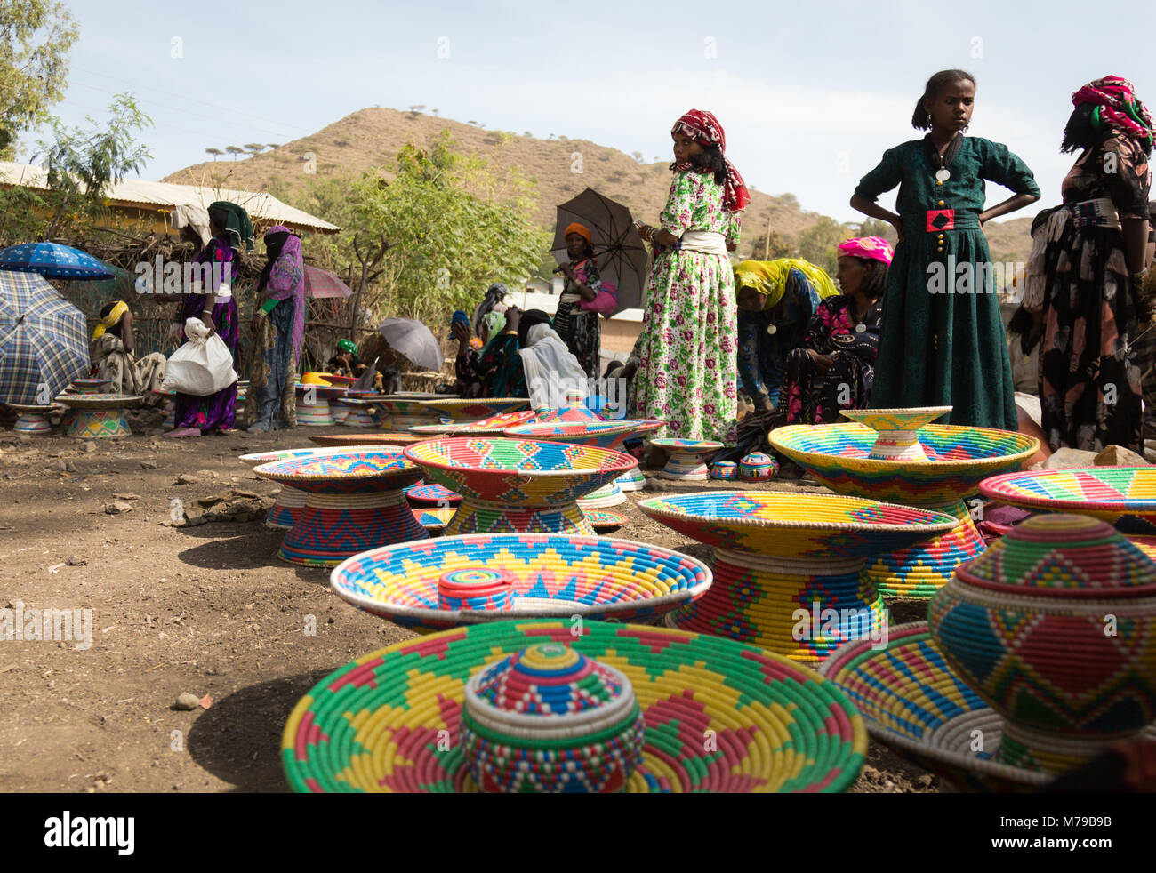Traditionelle äthiopische injera Körbe, die von Frauen in den Markt verkauft, Oromo, Sambate, Äthiopien Stockfoto