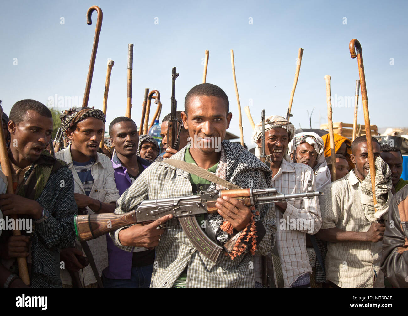 Oromo Mann stolz seine Kalaschnikov während einer Hochzeit hier alle Männer und Jungen sticks halten, Stöcke und Waffen als Feier, Oromo region Stockfoto