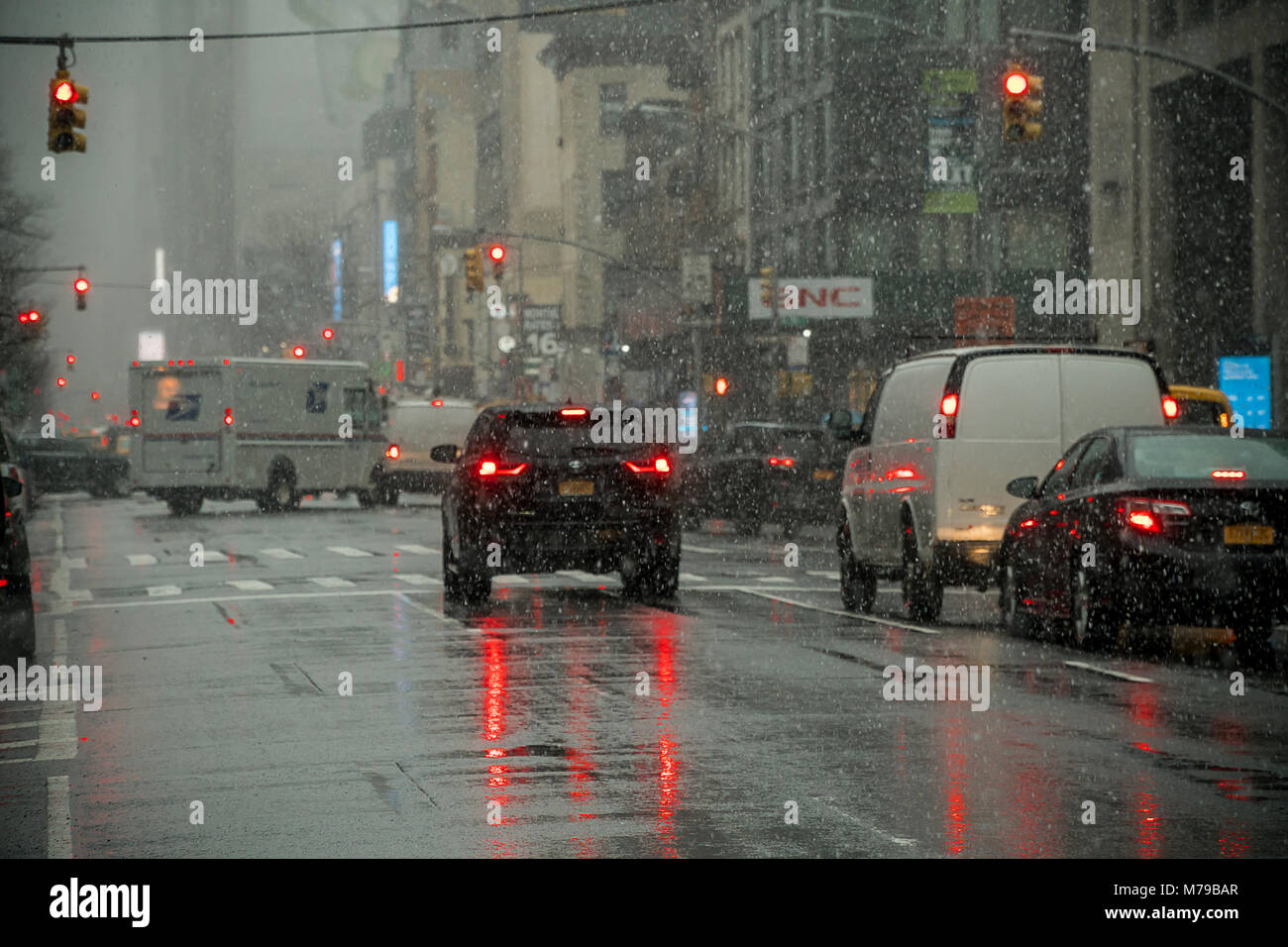 Licht Verkehr auf die Eighth Avenue bei einem Schneesturm im New Yorker Stadtteil Chelsea am Mittwoch, 7. März 2018. New York wird vorausgesagt, zwischen 8 und 12 cm Schnee durch die Zeit, er hält an um 10:00 Uhr erhalten. (Â© Richard B. Levine) Stockfoto