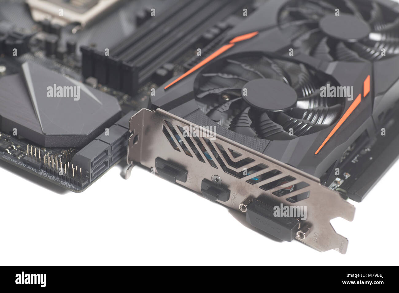 Mainboard mit Grafik Grafikkarte auf weißem Hintergrund Stockfoto