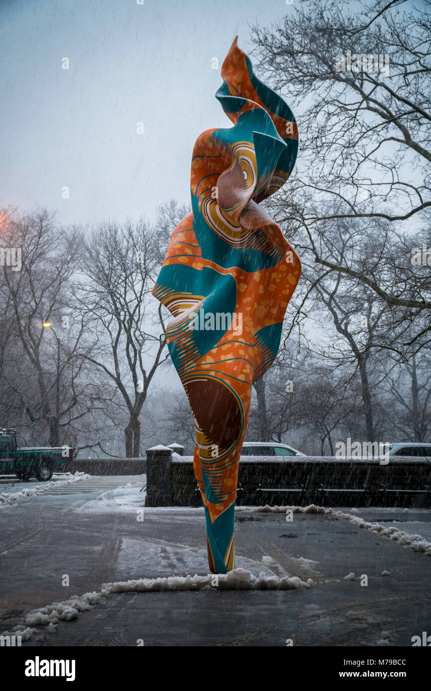 "Wind Skulptur (SG) 1' durch den Künstler Yinka Shonibare MBE in Doris C. Freedman Plaza im Central Park während eines Schneesturms in New York am Mittwoch, 7. März 2018. Durch die Public Art Fund der 23-Fuß hohe monumentale Skulptur erinnert an ein Segel, ungezügeltes weht im Wind. Von Fiberglas und hand-bemalt wird auf der Anzeige, bis 14. Oktober. In bezug auf den Schnee ... New York wird vorausgesagt, zwischen 8 und 12 cm Schnee durch die Zeit, er hält an um 10:00 Uhr erhalten. (Â© Richard B. Levine) Stockfoto