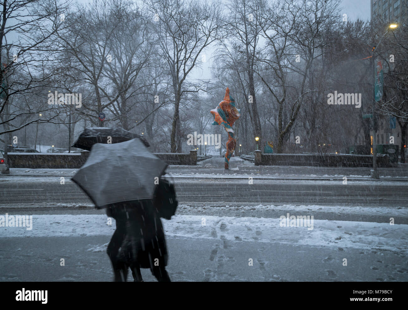 "Wind Skulptur (SG) 1' durch den Künstler Yinka Shonibare MBE in Doris C. Freedman Plaza im Central Park während eines Schneesturms in New York am Mittwoch, 7. März 2018. Durch die Public Art Fund der 23-Fuß hohe monumentale Skulptur erinnert an ein Segel, ungezügeltes weht im Wind. Von Fiberglas und hand-bemalt wird auf der Anzeige, bis 14. Oktober. In bezug auf den Schnee ... New York wird vorausgesagt, zwischen 8 und 12 cm Schnee durch die Zeit, er hält an um 10:00 Uhr erhalten. (Â© Richard B. Levine) Stockfoto