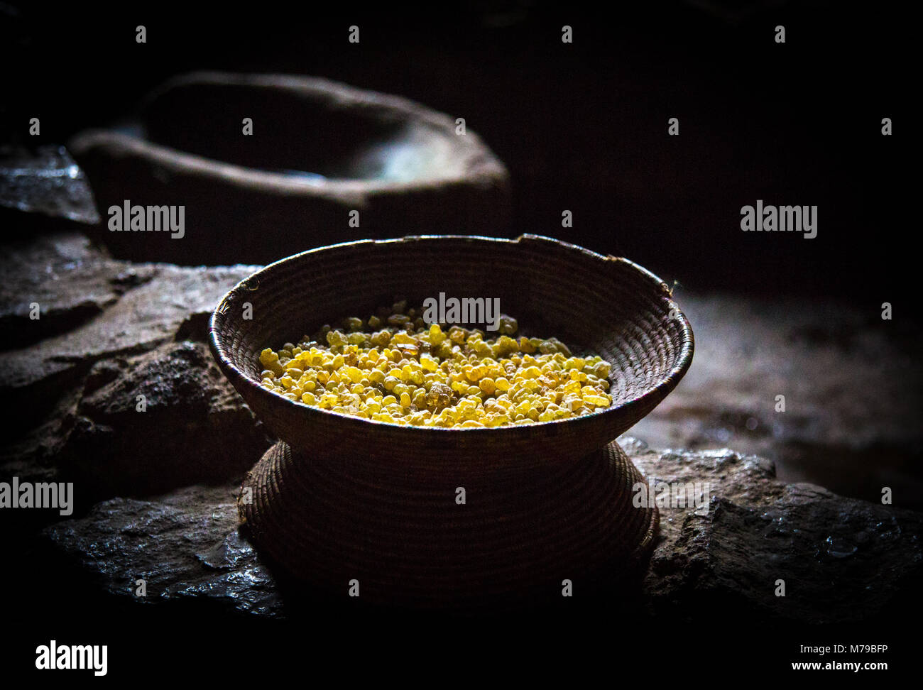 Topf der reinen Weihrauch in der Dunkelheit einer Höhle Kirche, Amhara-region, Lalibela, Äthiopien Stockfoto