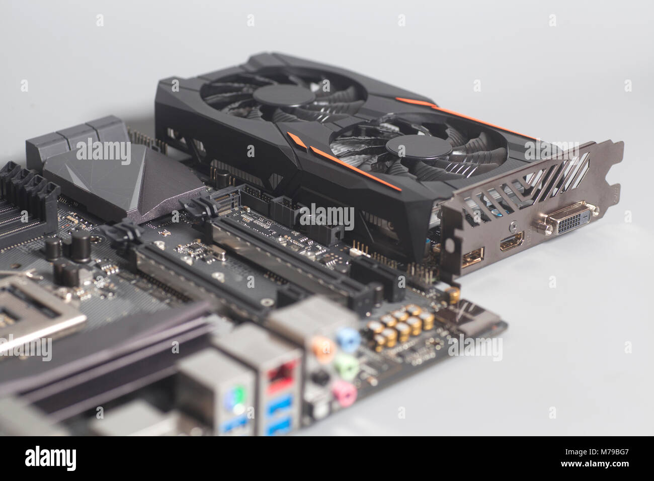 Mainboard mit Grafik Grafikkarte auf weißem Hintergrund Stockfoto