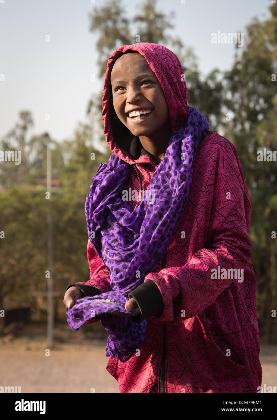 Mädchen mit einem Kreuz auf der Stirn während Kidane Mehret orthodoxe Feier (St Mary Zeremonie, die Abdeckung der barmherzigkeit), Amhara-region, Lalibela, Ethi Stockfoto