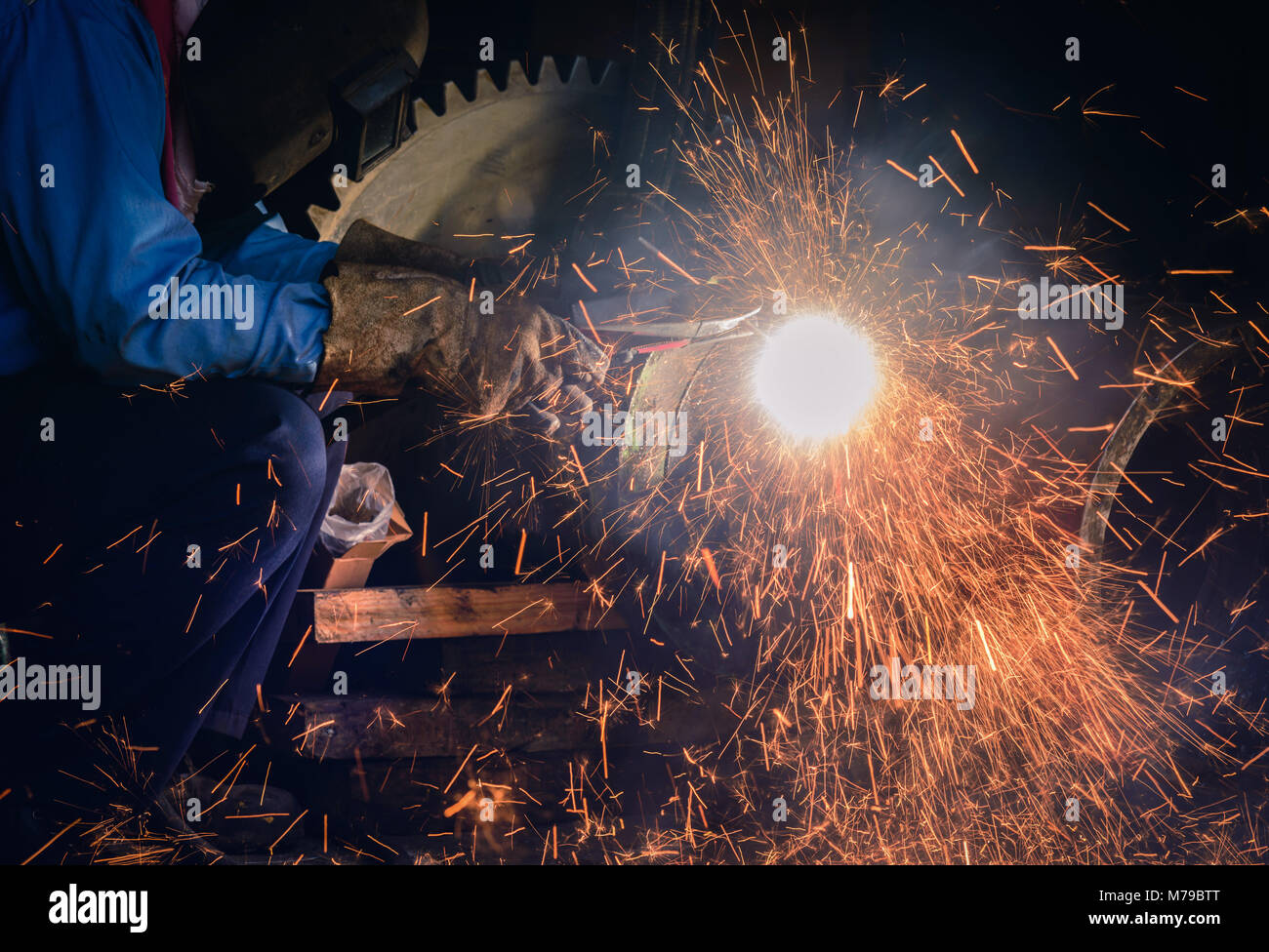 Fugenhobeln schweißen Stahlbau- und helle Funken im Stahlbau. Stockfoto