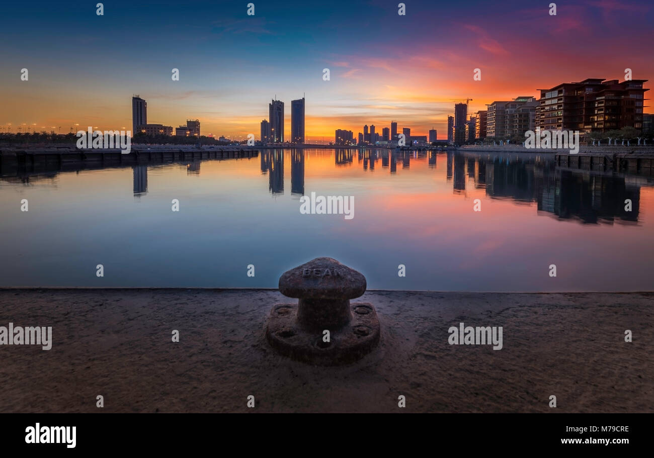 Sonnenuntergang von Manama Stadtbild von Fischerhafen in der Nähe von Riff auf Dez 2017 getroffen Stockfoto