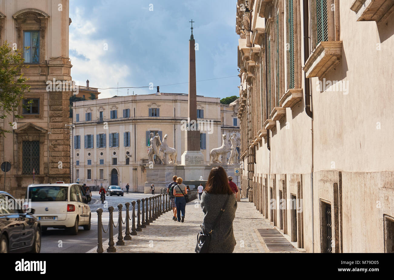 Rom, Italien, 10. Oktober 2016: Mädchen gehen auf die Straße auf der Obelisco del Quirinale in Rom, Italien Stockfoto