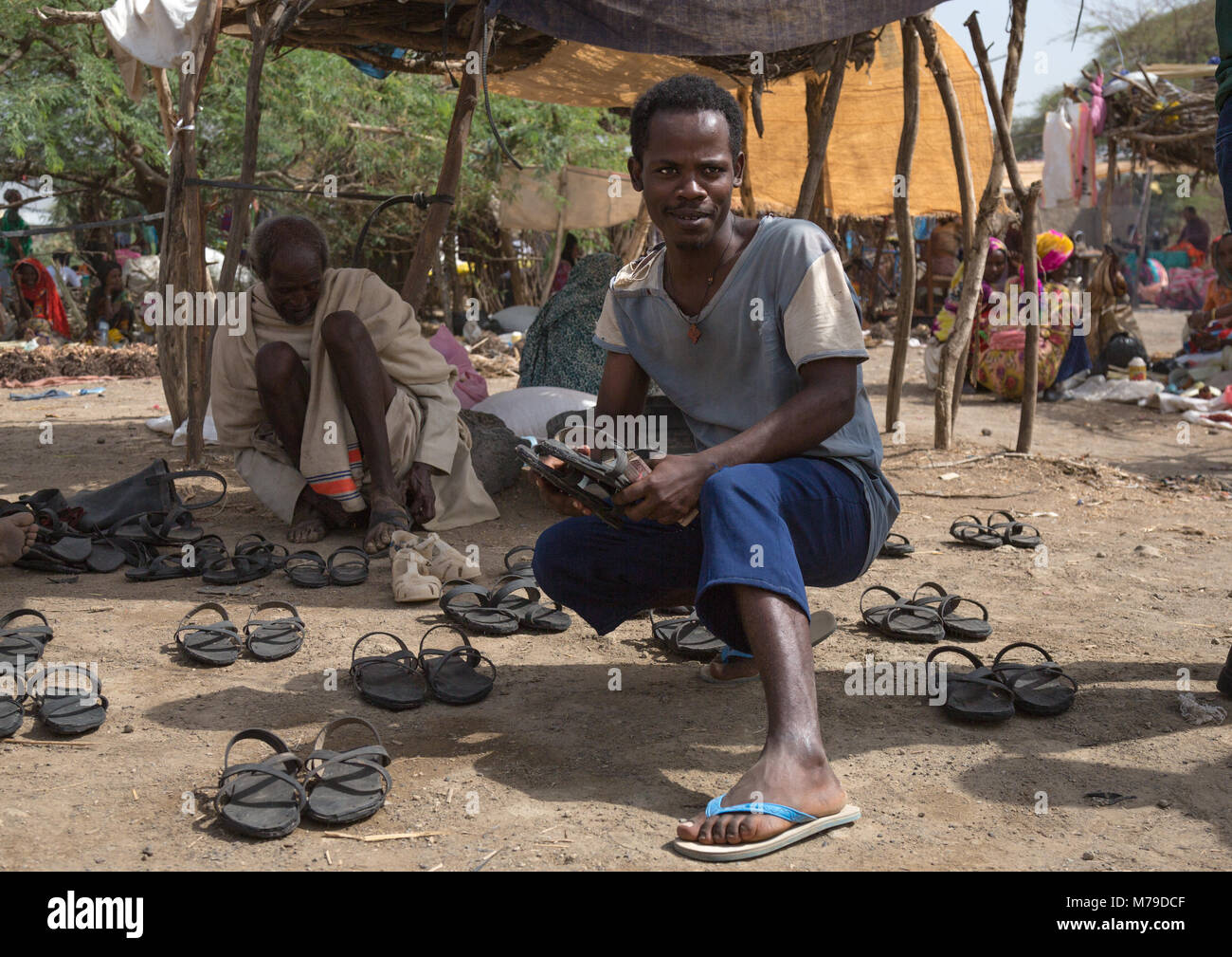 Schuhputzmaschine Händler von Reifen, bei karrayyu Markt, Oromia, Metehara, Äthiopien Stockfoto