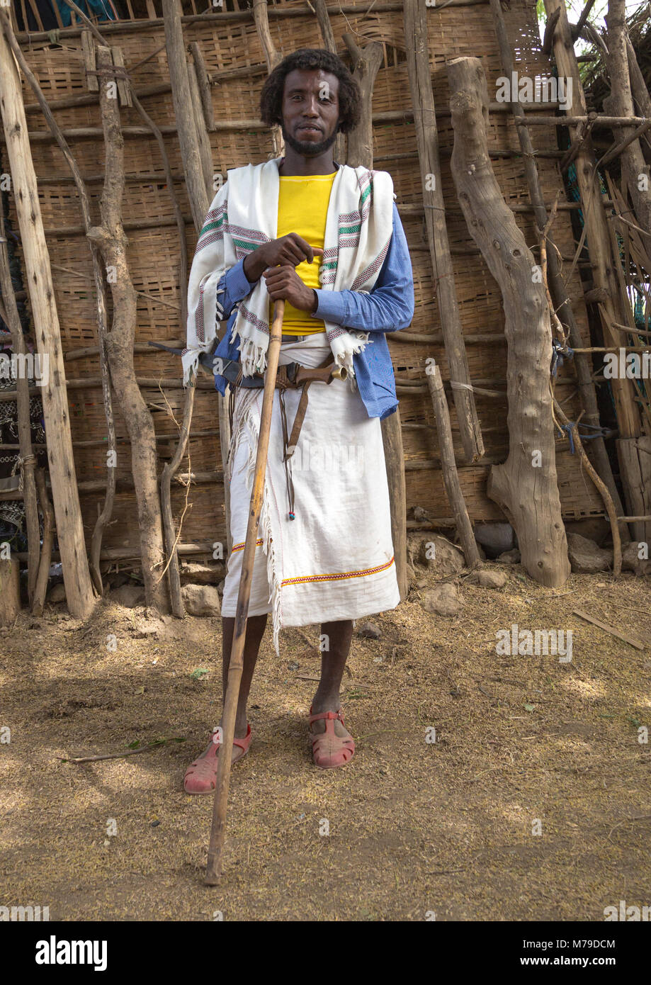 Stolz karrayyu Stamm Mann in traditioneller Kleidung auf einem Markt Tag, Oromia, Metehara, Äthiopien Stockfoto