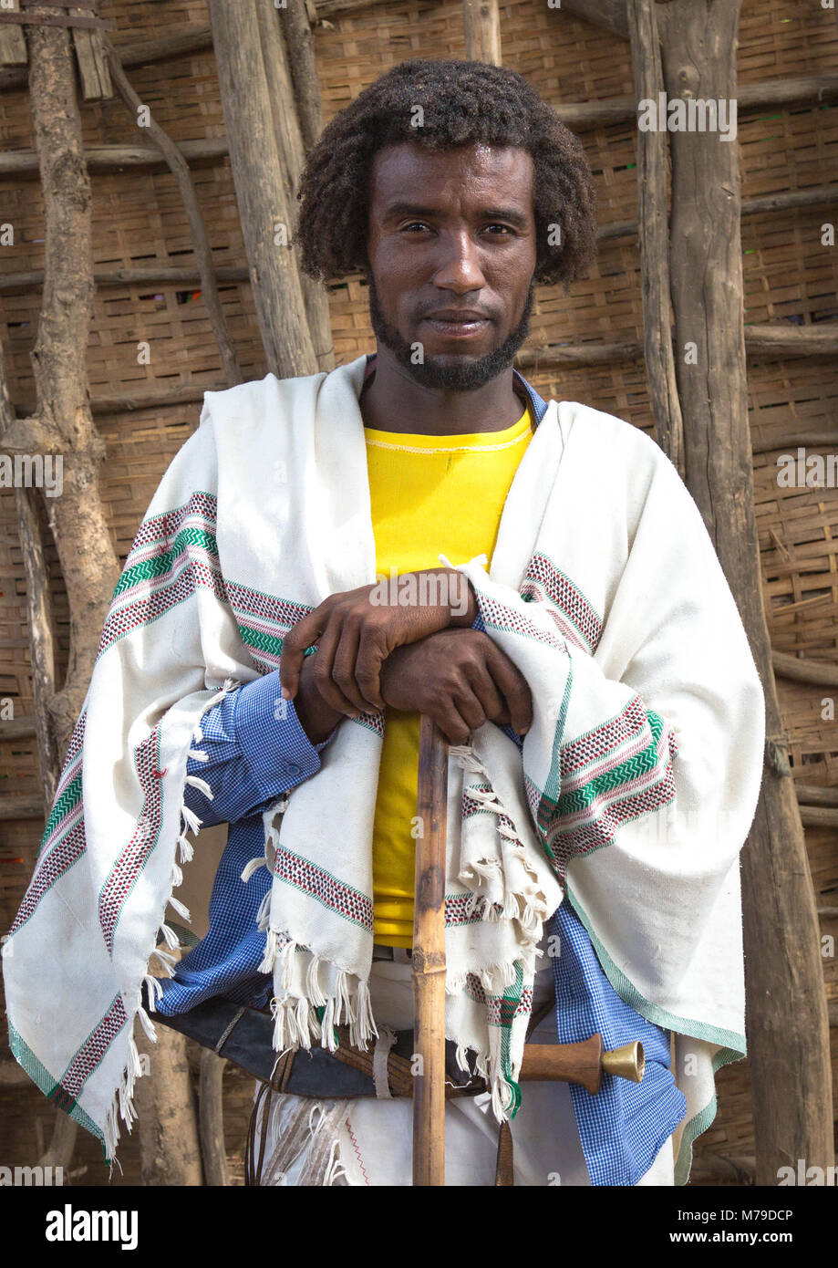 Stolz karrayyu Stamm Mann in traditioneller Kleidung auf einem Markt Tag, Oromia, Metehara, Äthiopien Stockfoto