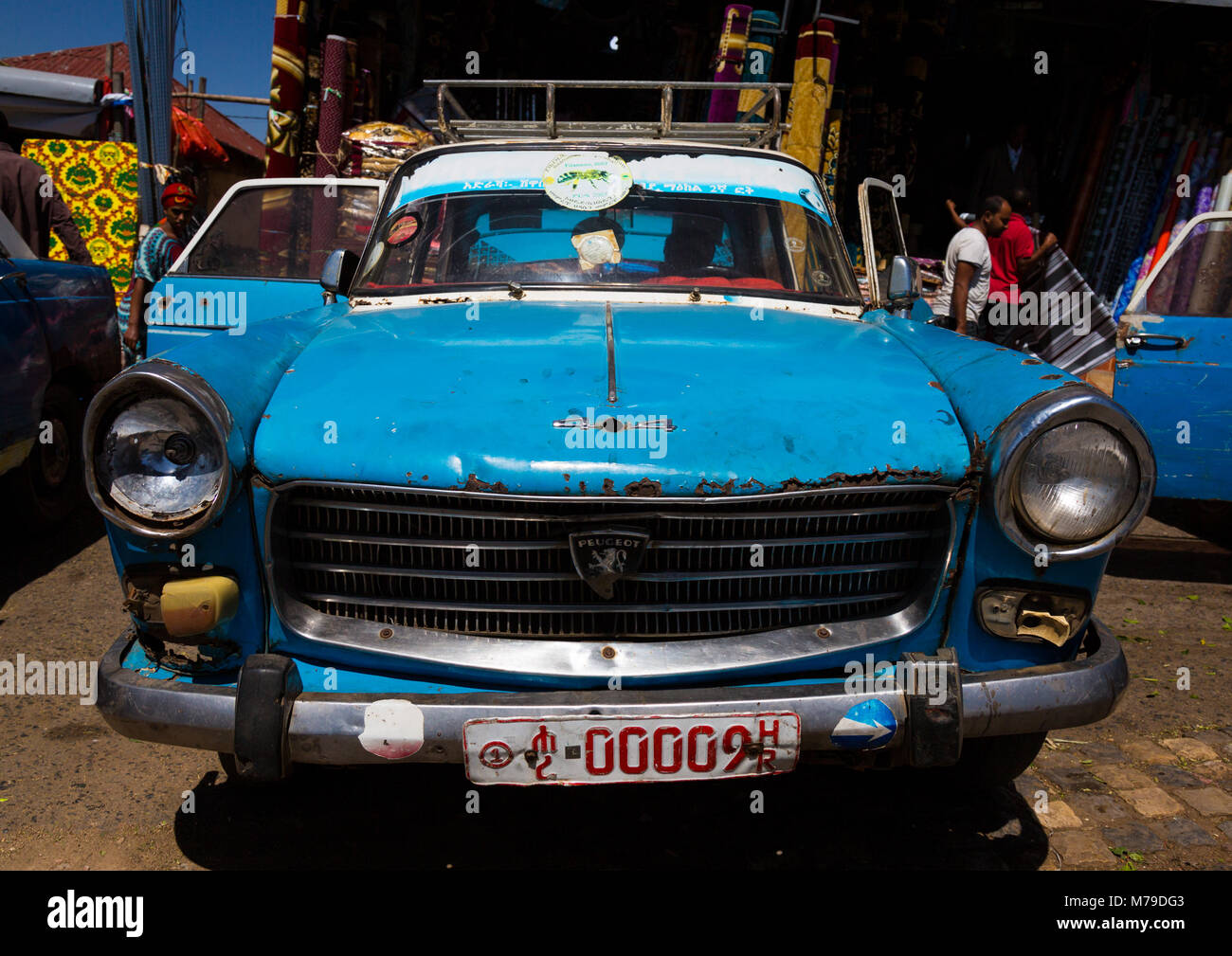 Harari berühmten Peugeot 404 Taxi in die Altstadt, Harari region, Harar, Äthiopien Stockfoto
