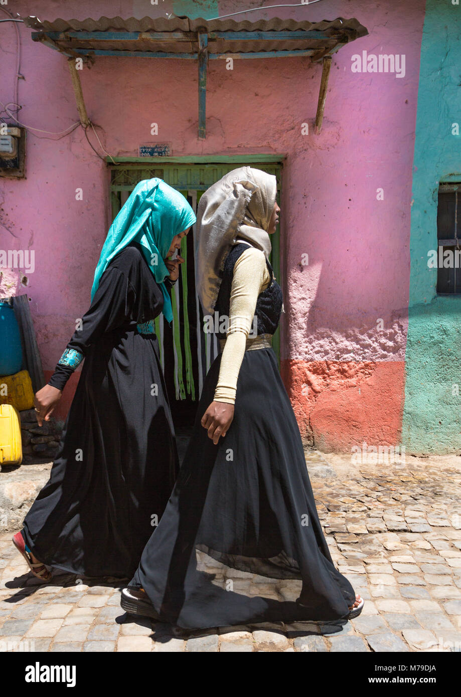 Verschleierte Frauen an der lebhaften Altstadt Markt, Harari region, Harar, Äthiopien Stockfoto