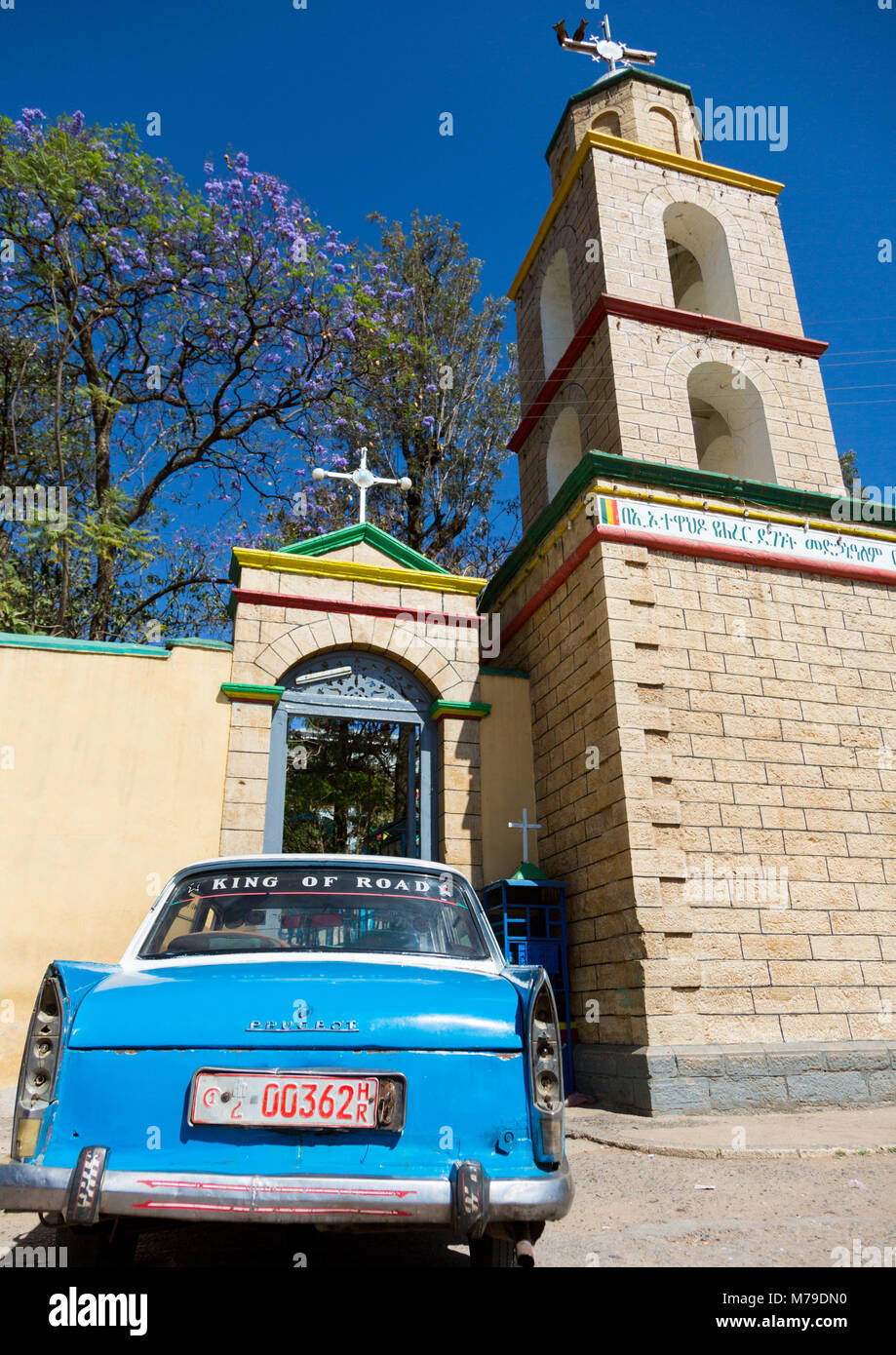 Harari berühmten Peugeot 404 Taxi vor einer Kirche, Harari region, Harar, Äthiopien Stockfoto