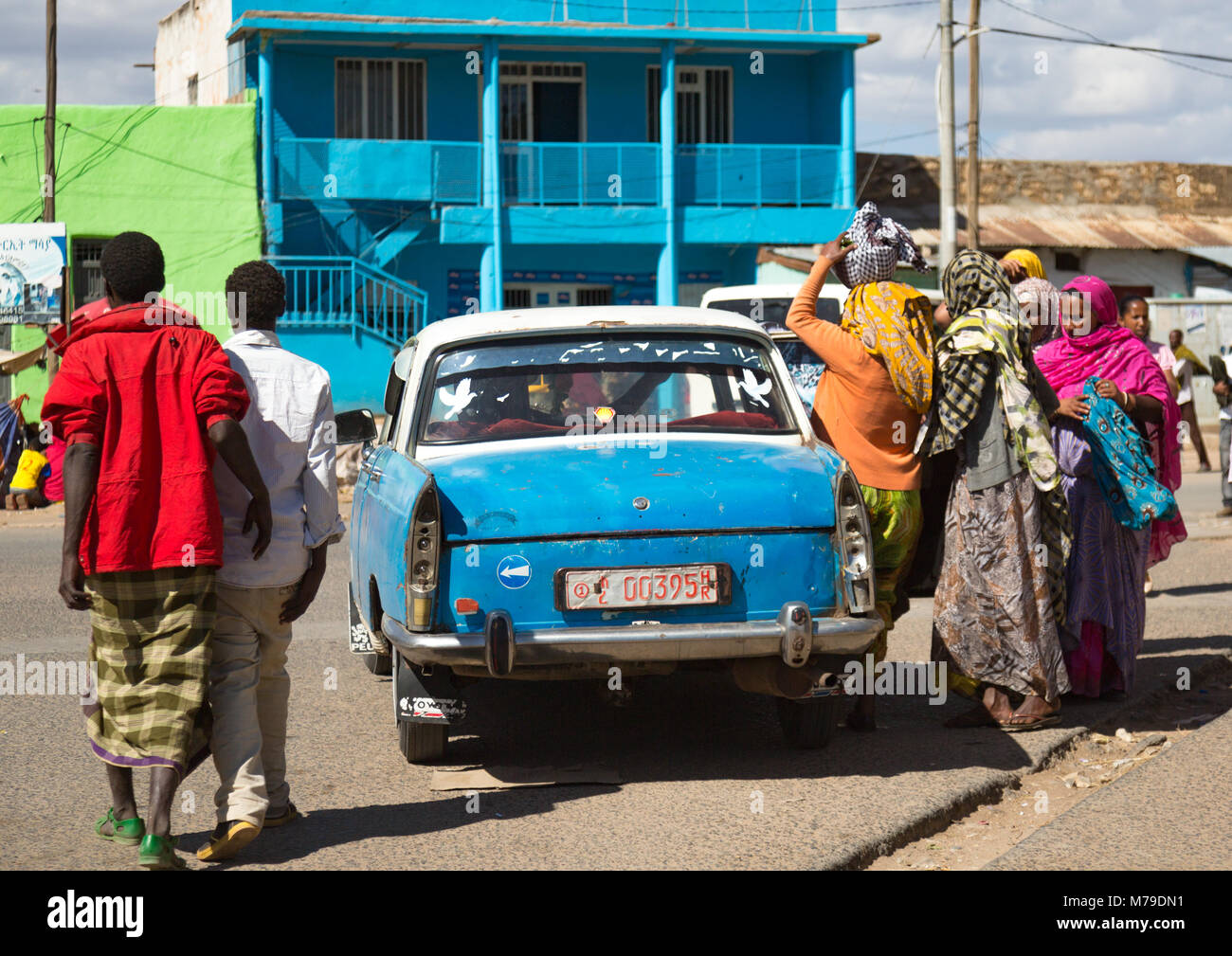 Harari berühmten Peugeot 404 Taxi in die Altstadt, Harari region, Harar, Äthiopien Stockfoto