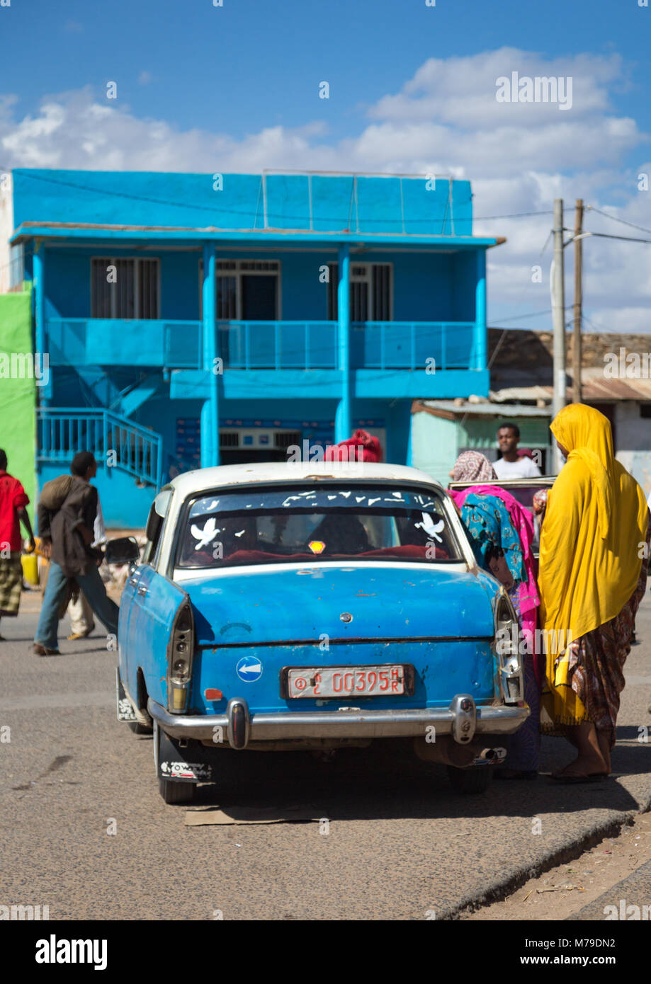 Harari berühmten Peugeot 404 Taxi in die Altstadt, Harari region, Harar, Äthiopien Stockfoto
