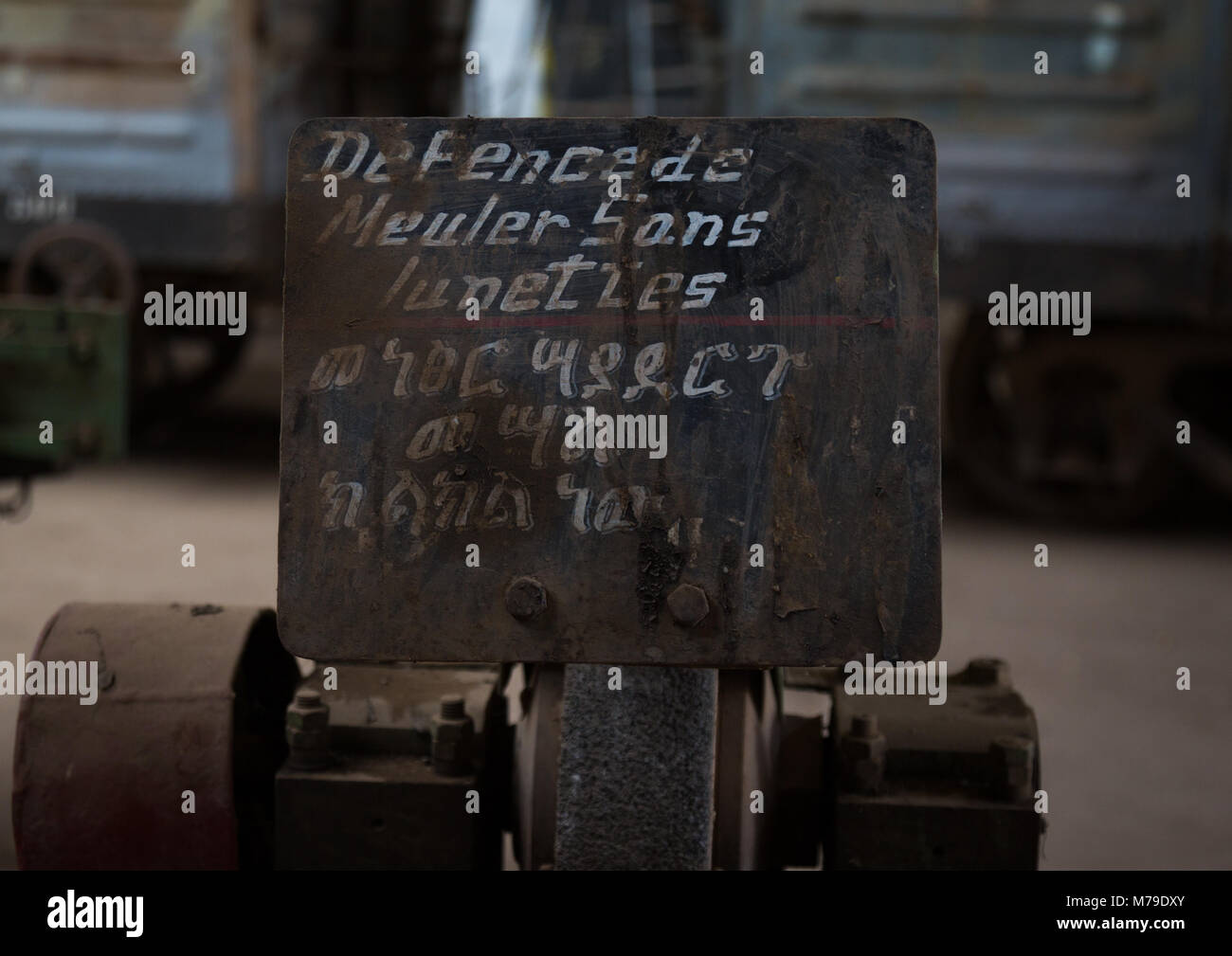 Altes Schild nicht ohne Brille, in französischer Sprache mit einem Rechtschreibfehler geschrieben Schleifen, innerhalb der ethio - Dschibuti Bahnhof, Dire Dawa region, Dire da Stockfoto