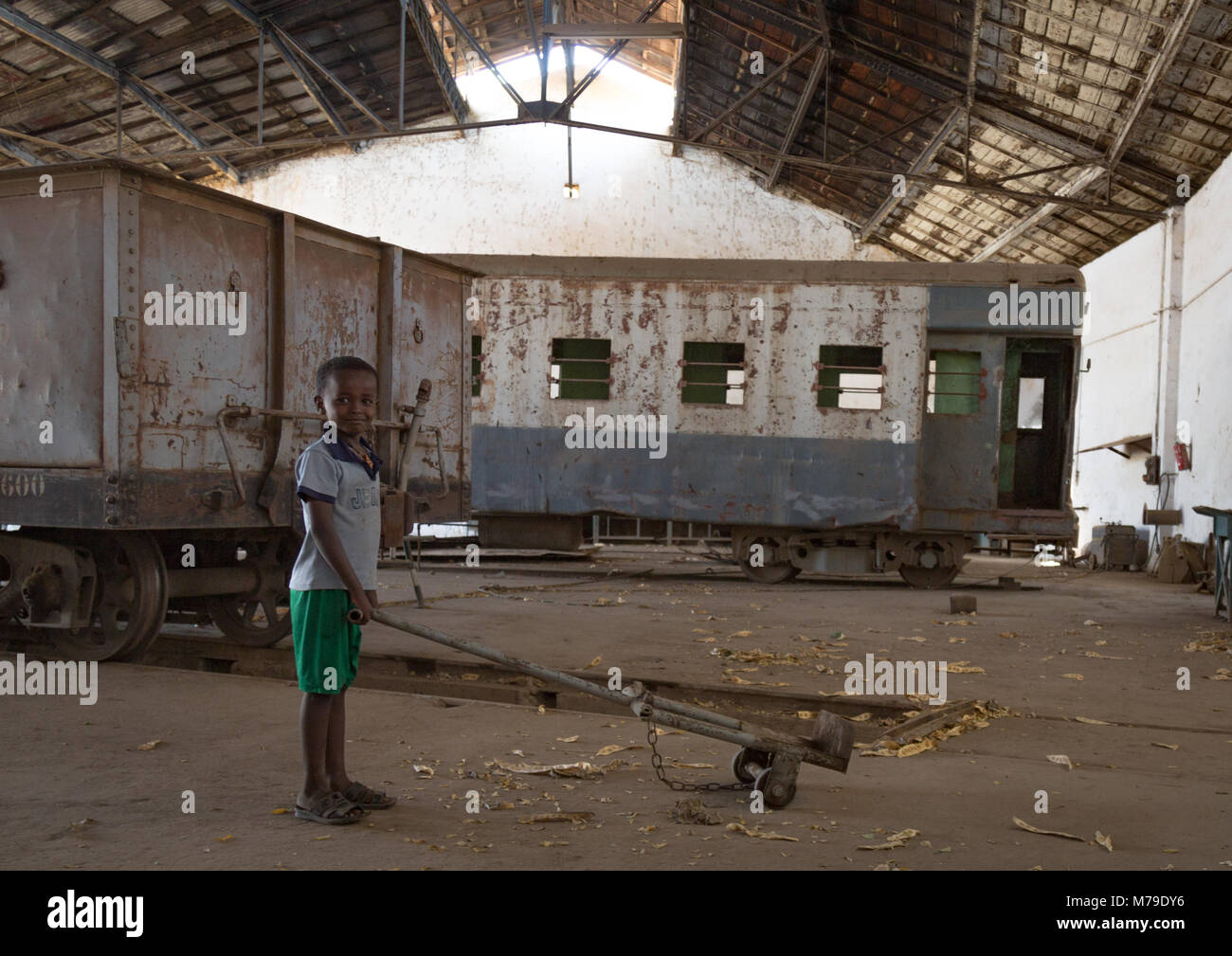 Kid spielen innerhalb des verlassenen ethio - Dschibuti Bahnhof, Dire Dawa region, Dire Dawa, Äthiopien Stockfoto