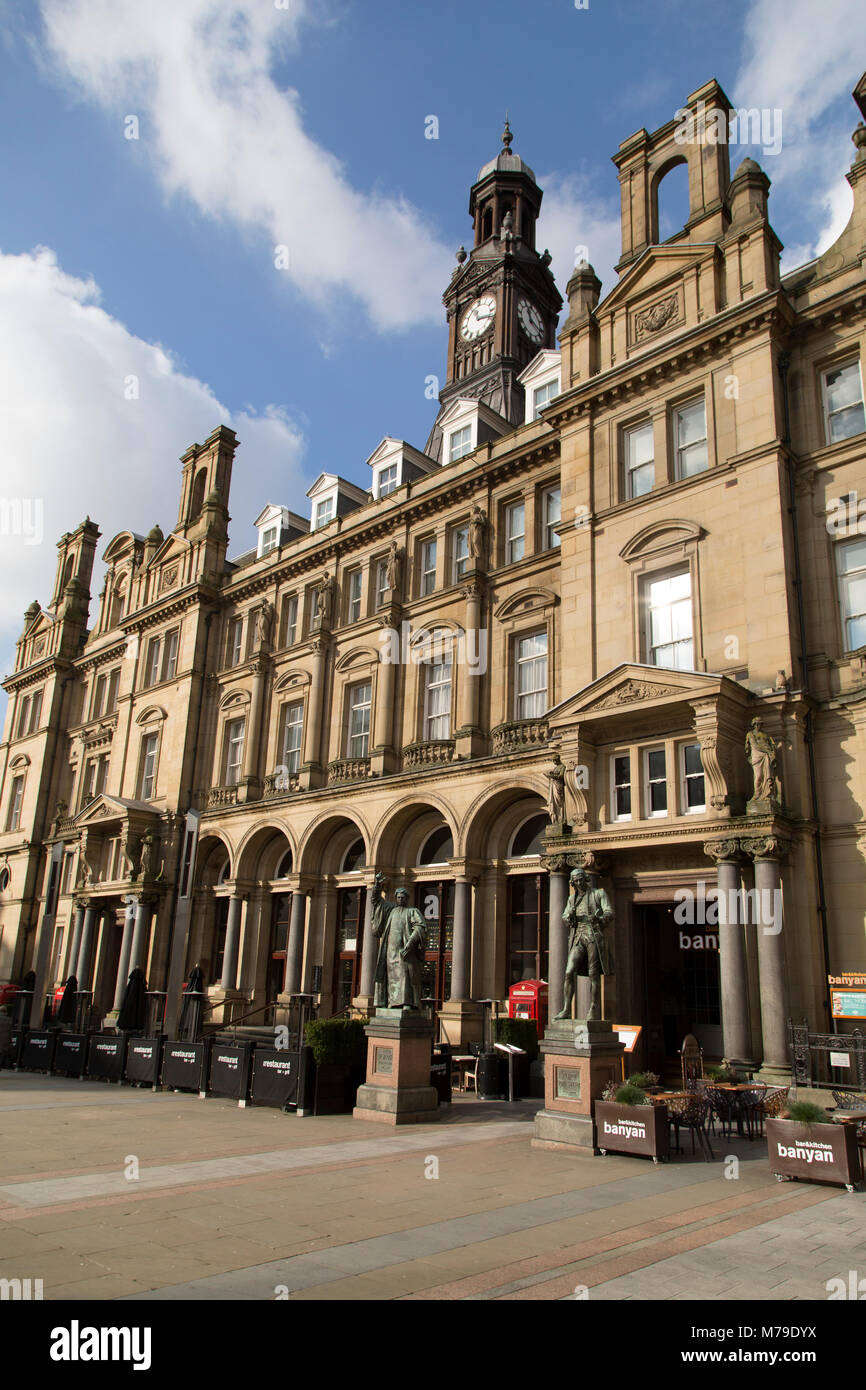Das alte Postgebäude am City Square in Leeds, UK. Statuen der lokalen Bevölkerung stehen außerhalb des Gebäudes. Stockfoto