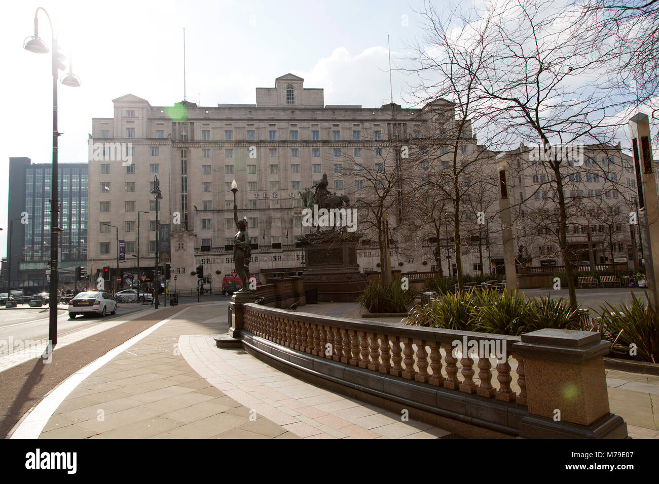 Das Queens Hotel in Sonnenlicht auf City Square in Leeds, UK. Das Hotel stammt aus den 1930er Jahren Stockfoto