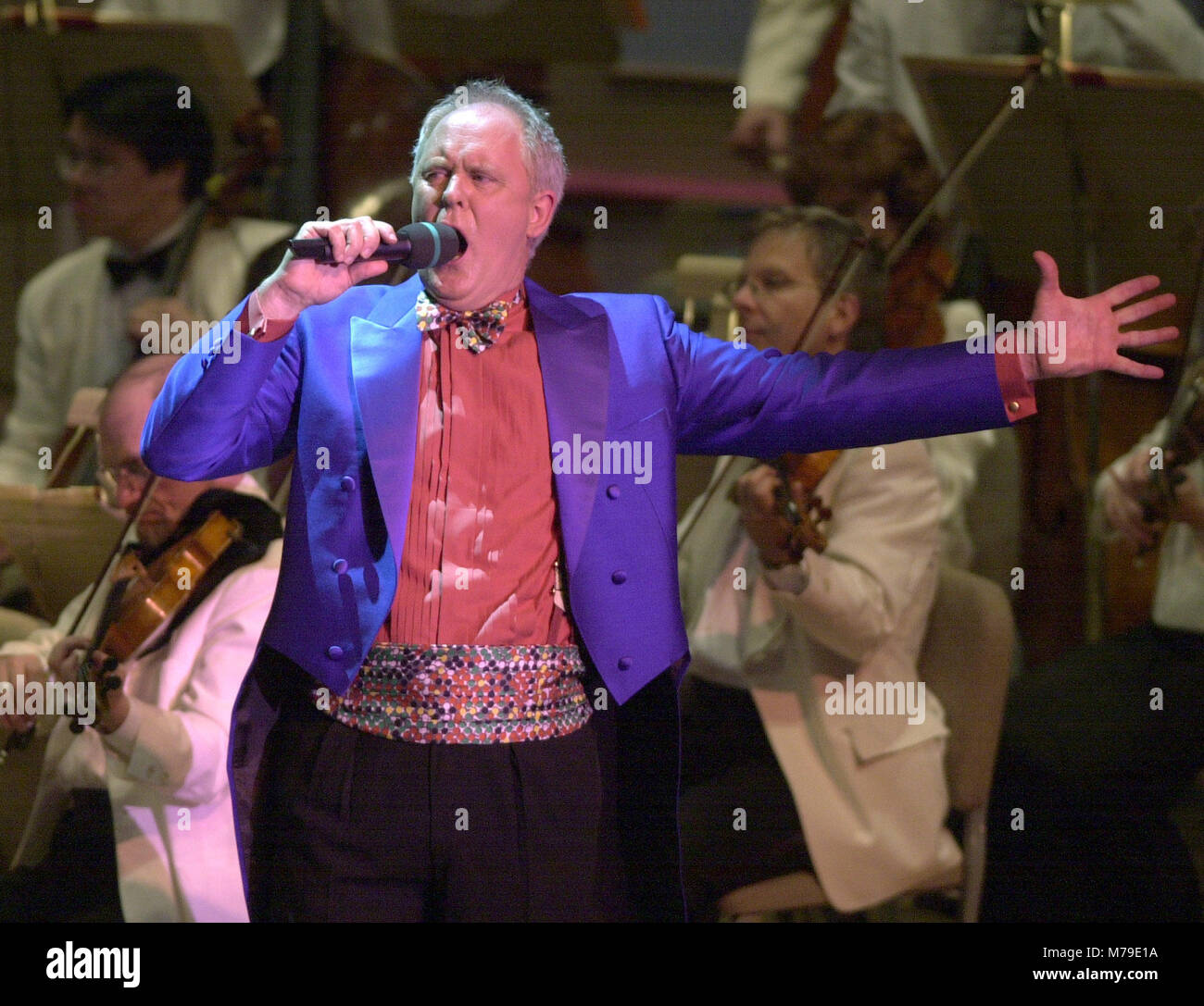 (05-07-2001-Boston, Ma.) John Lithgow an der Boston Pops Opening Night at Symphony Hall in Boston, Ma USA Mai 7, 2001 Foto Bill Belknap Stockfoto