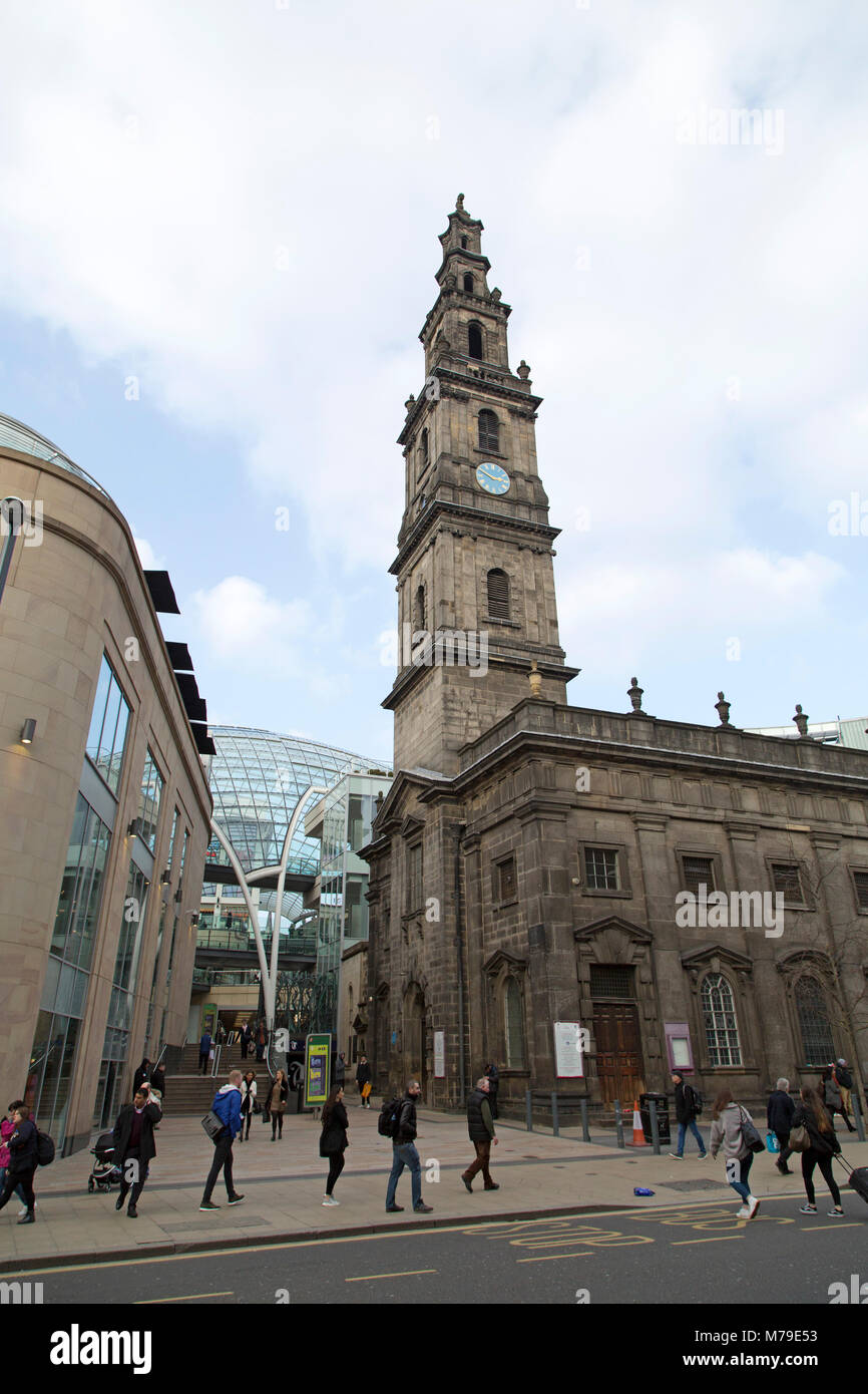 Die Kirche der Heiligen Dreifaltigkeit in Leeds, UK. Den Ort der Anbetung steht neben dem Leeds Trinity Shopping Mall. Stockfoto