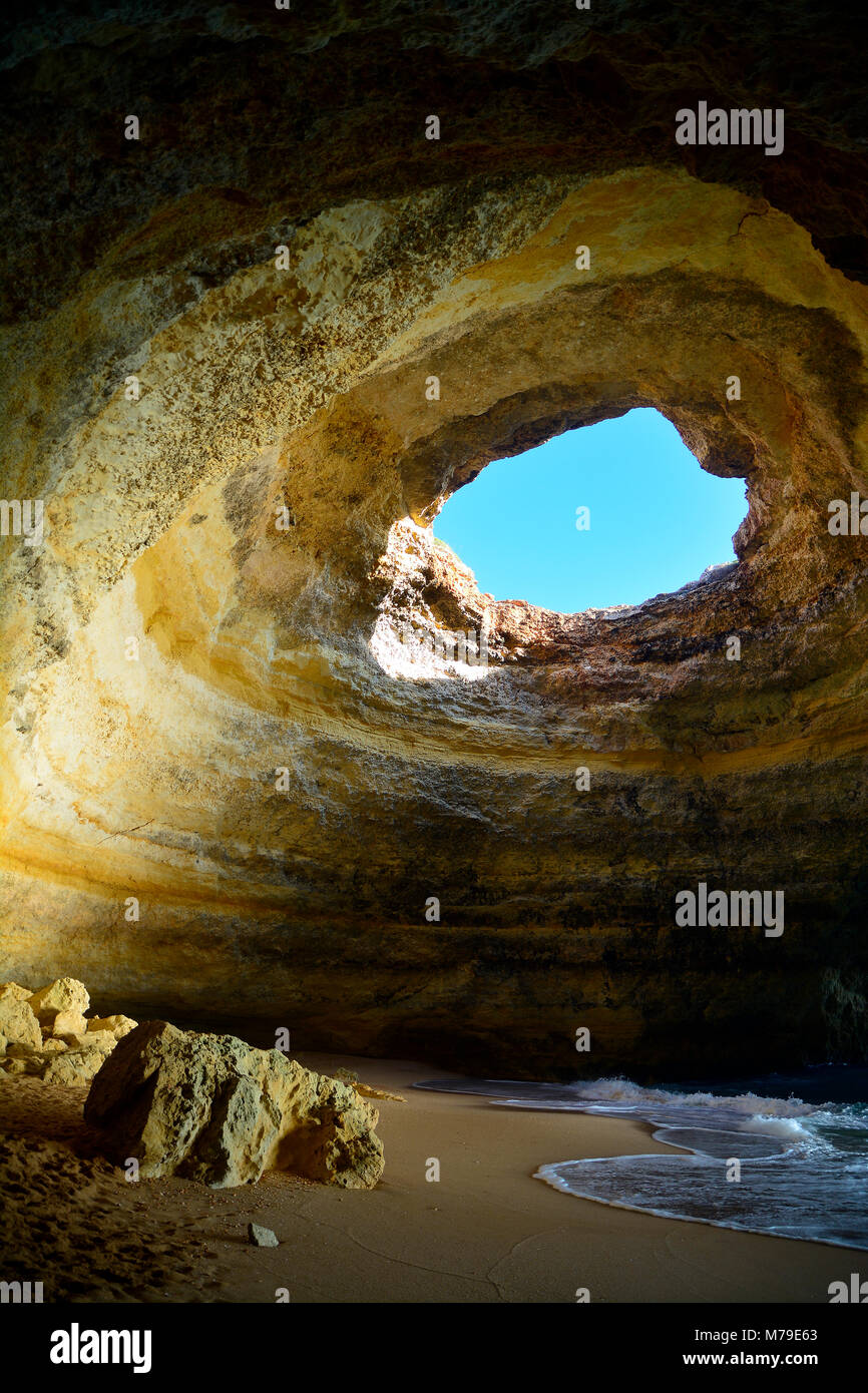 Benagil Höhle von Innen Stockfoto
