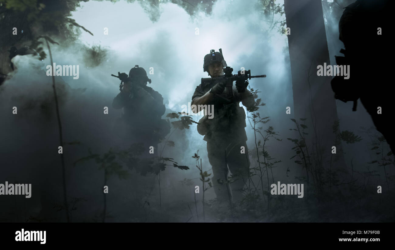 Voll ausgestattete Soldaten tragen Camouflage Einheitliche angreifenden Feind, Gewehre bereit zu schießen. Militärische Operation in Aktion, Gruppe durch den Wald zu laufen. Stockfoto
