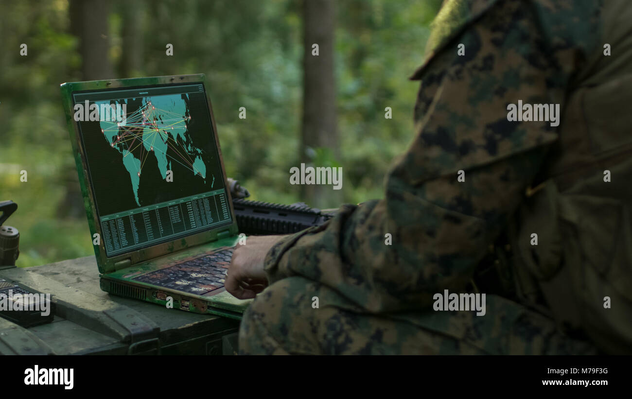 Militärische Operation in Aktion, Soldaten mit militärischen Grade Laptop militärisch-industrielle Komplex Hardware für das Erreichen der internationalen Mission. Stockfoto
